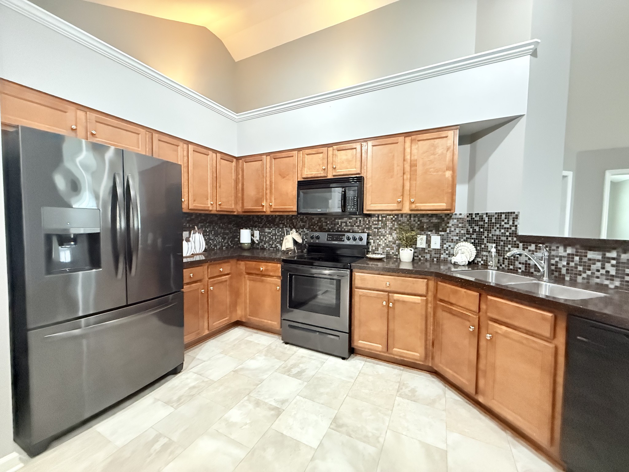 825 Browns Ln Property Photo 5
