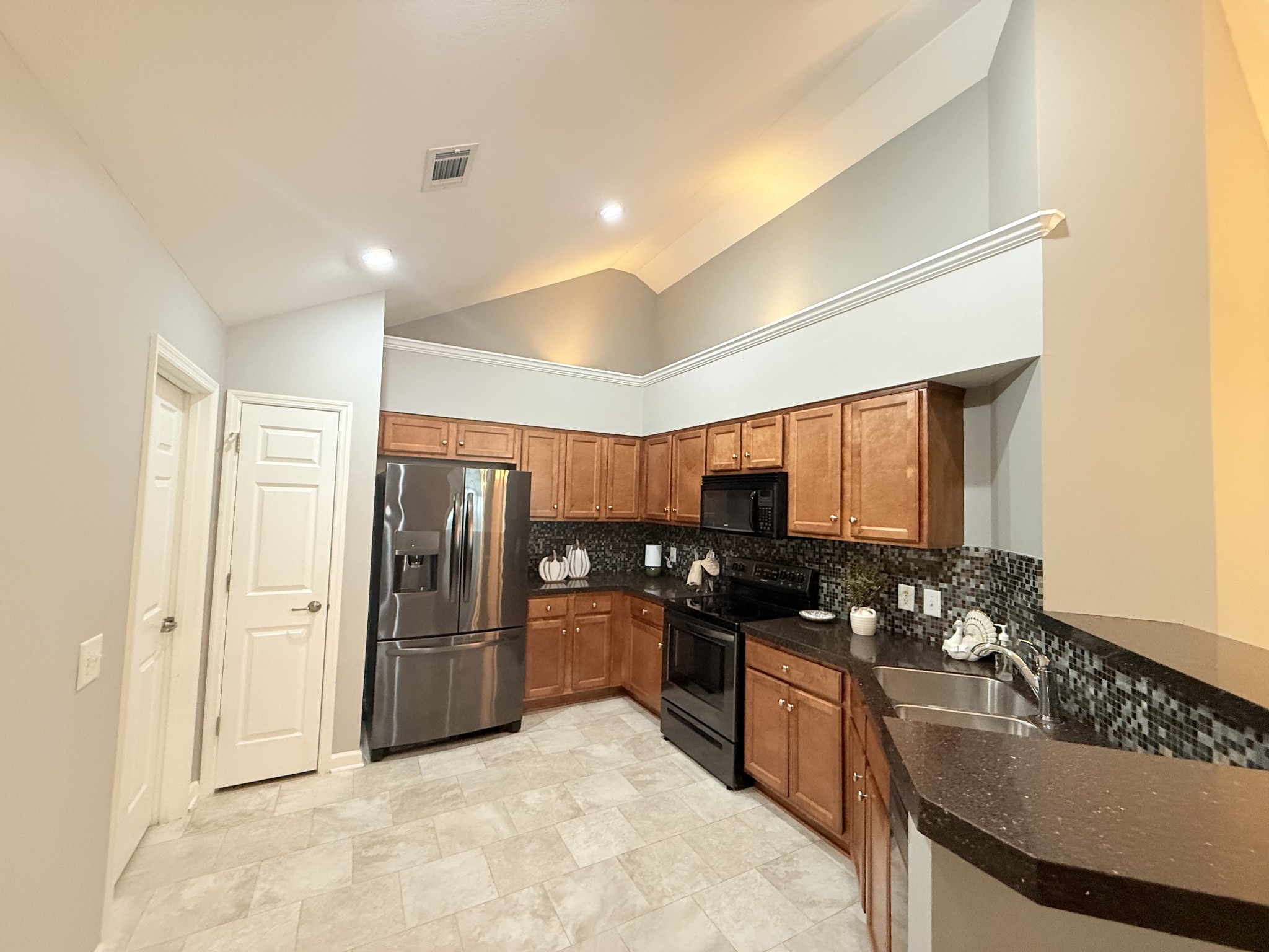 825 Browns Ln Property Photo 6