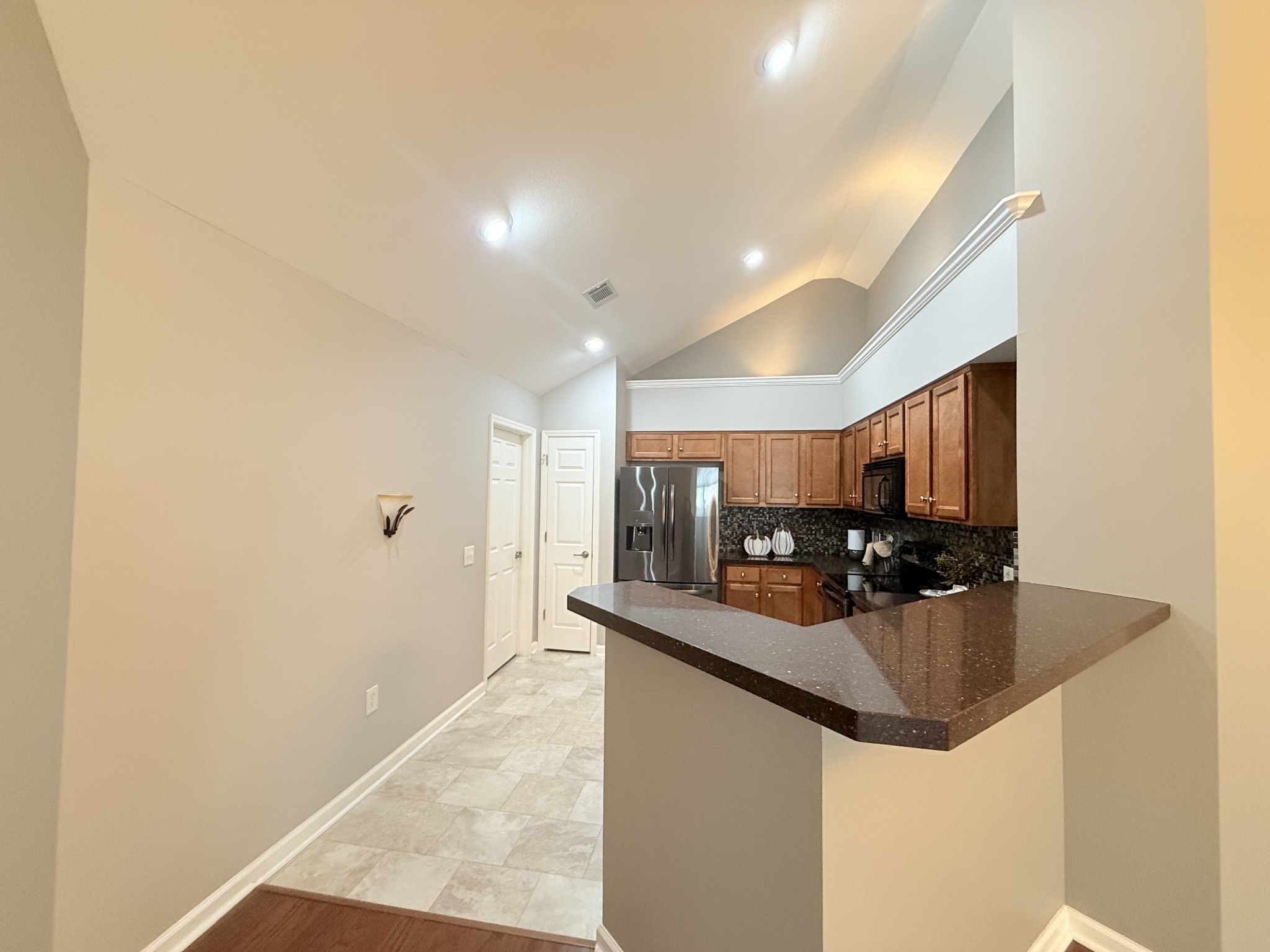 825 Browns Ln Property Photo 7
