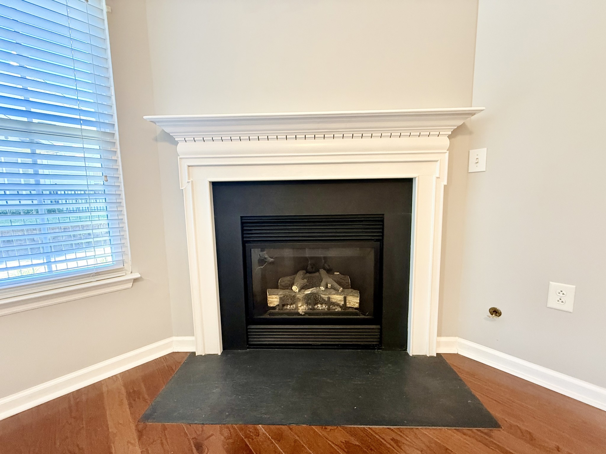 825 Browns Ln Property Photo 10