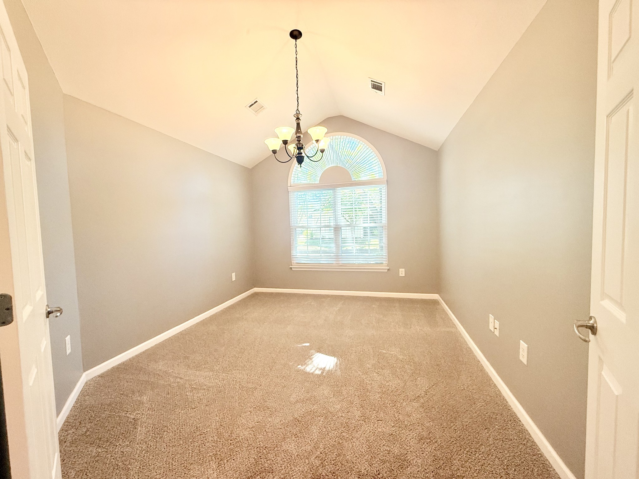 825 Browns Ln Property Photo 12