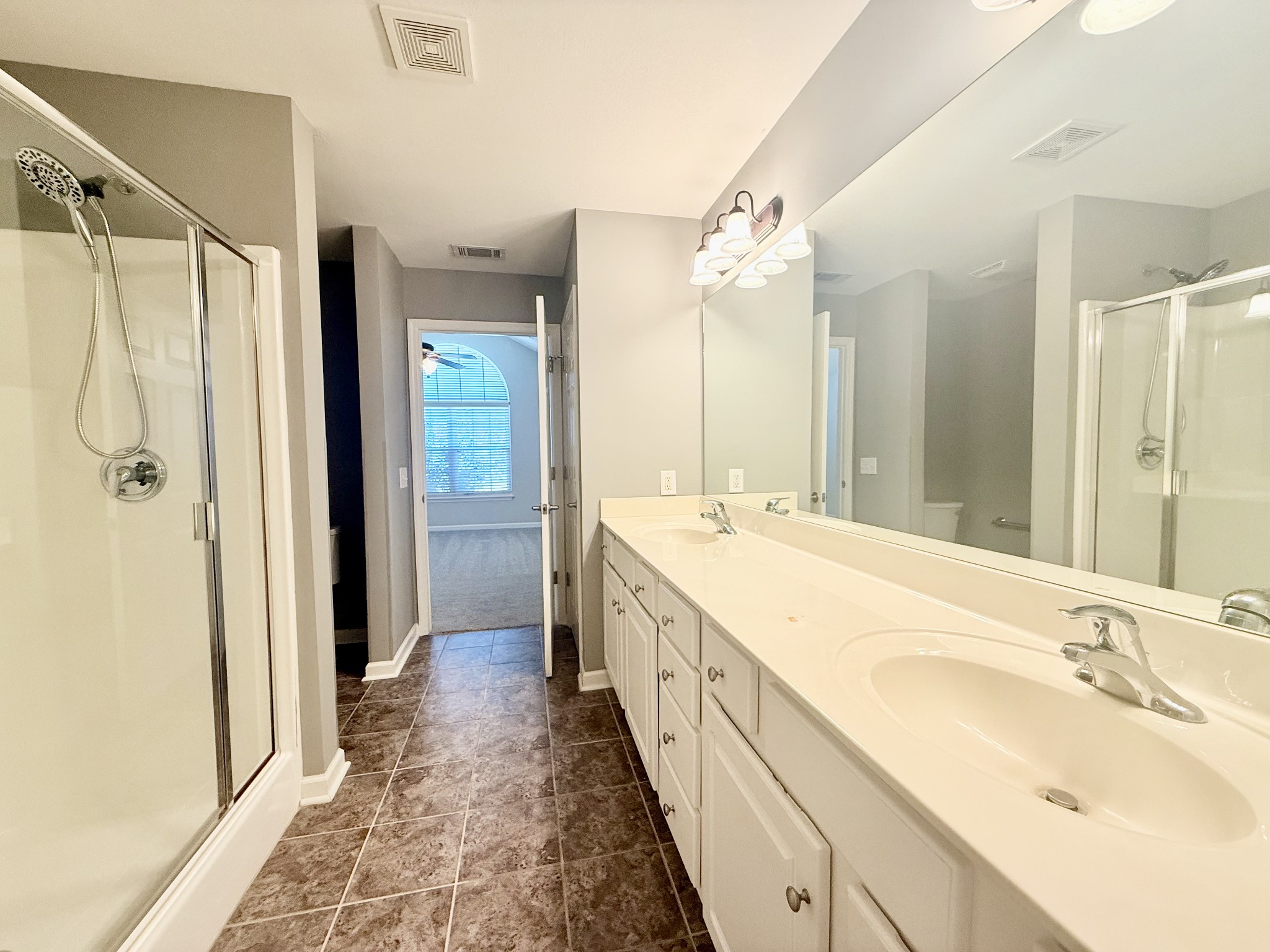 825 Browns Ln Property Photo 13