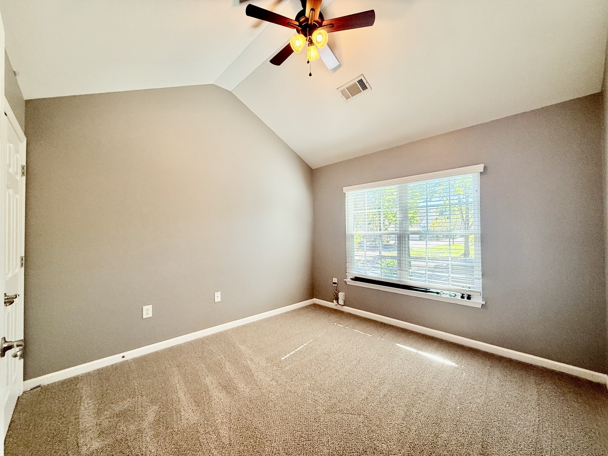 825 Browns Ln Property Photo 16