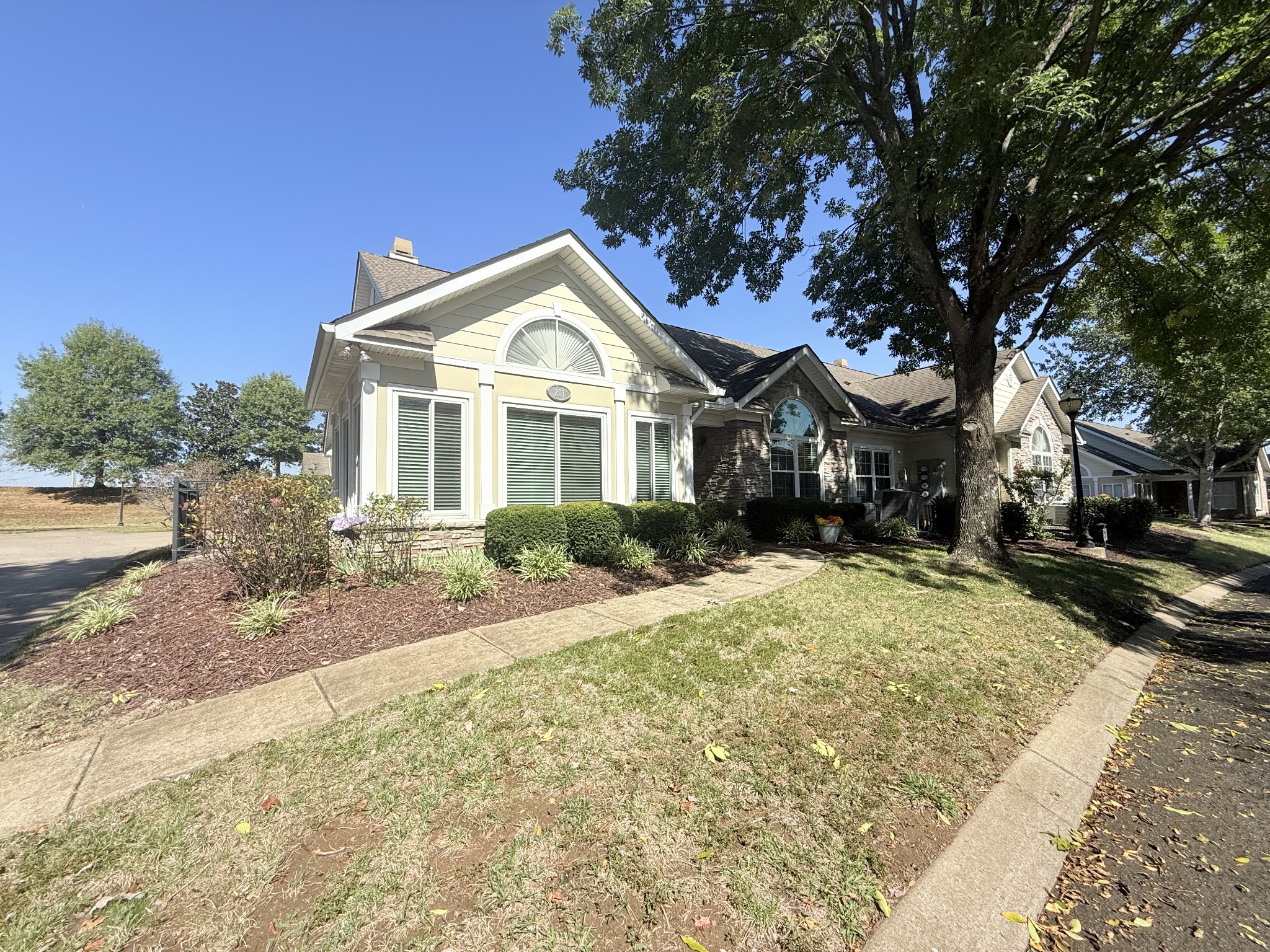 825 Browns Ln Property Photo 18