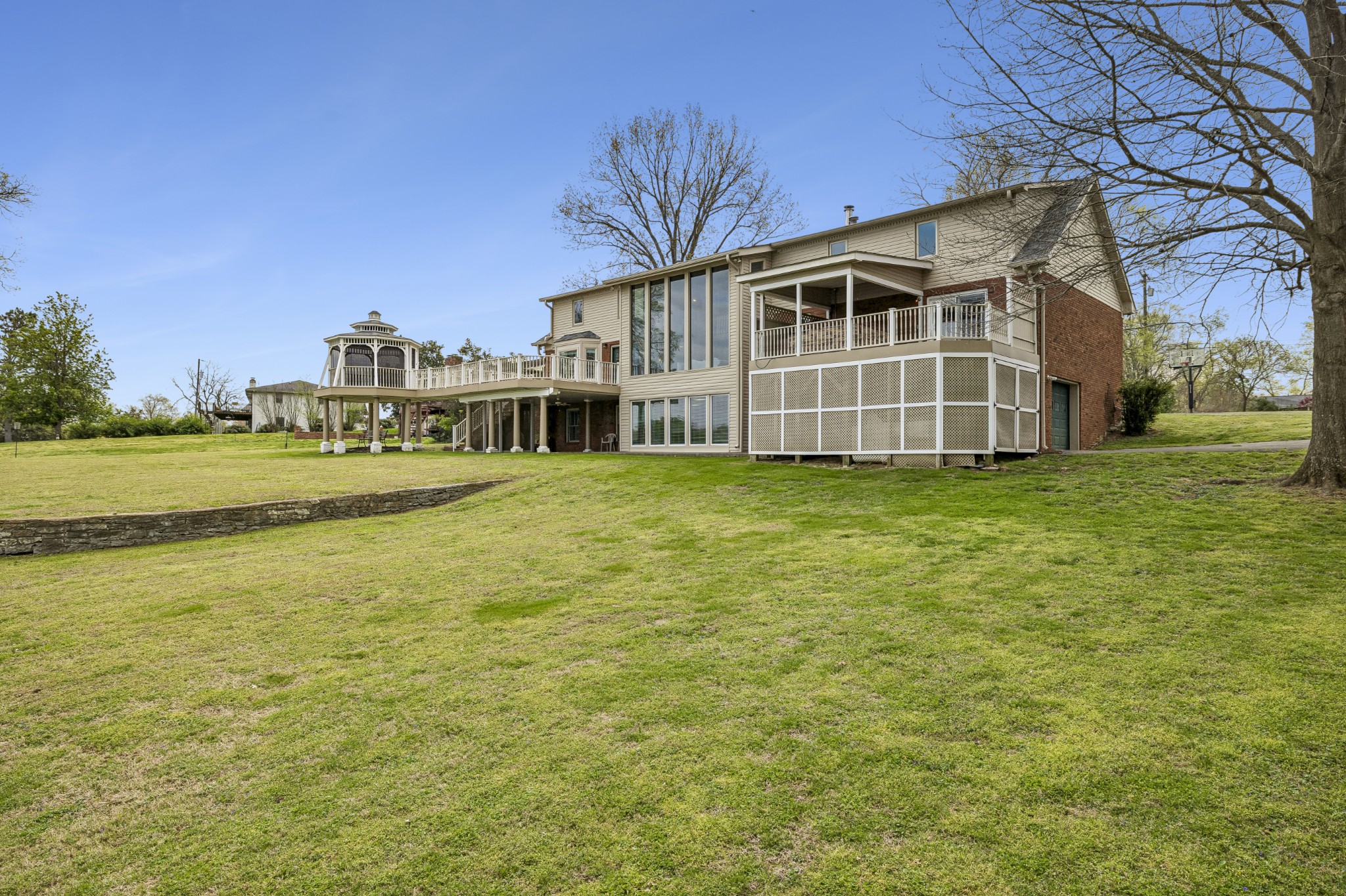3211 Lakeshore Dr Property Photo 4