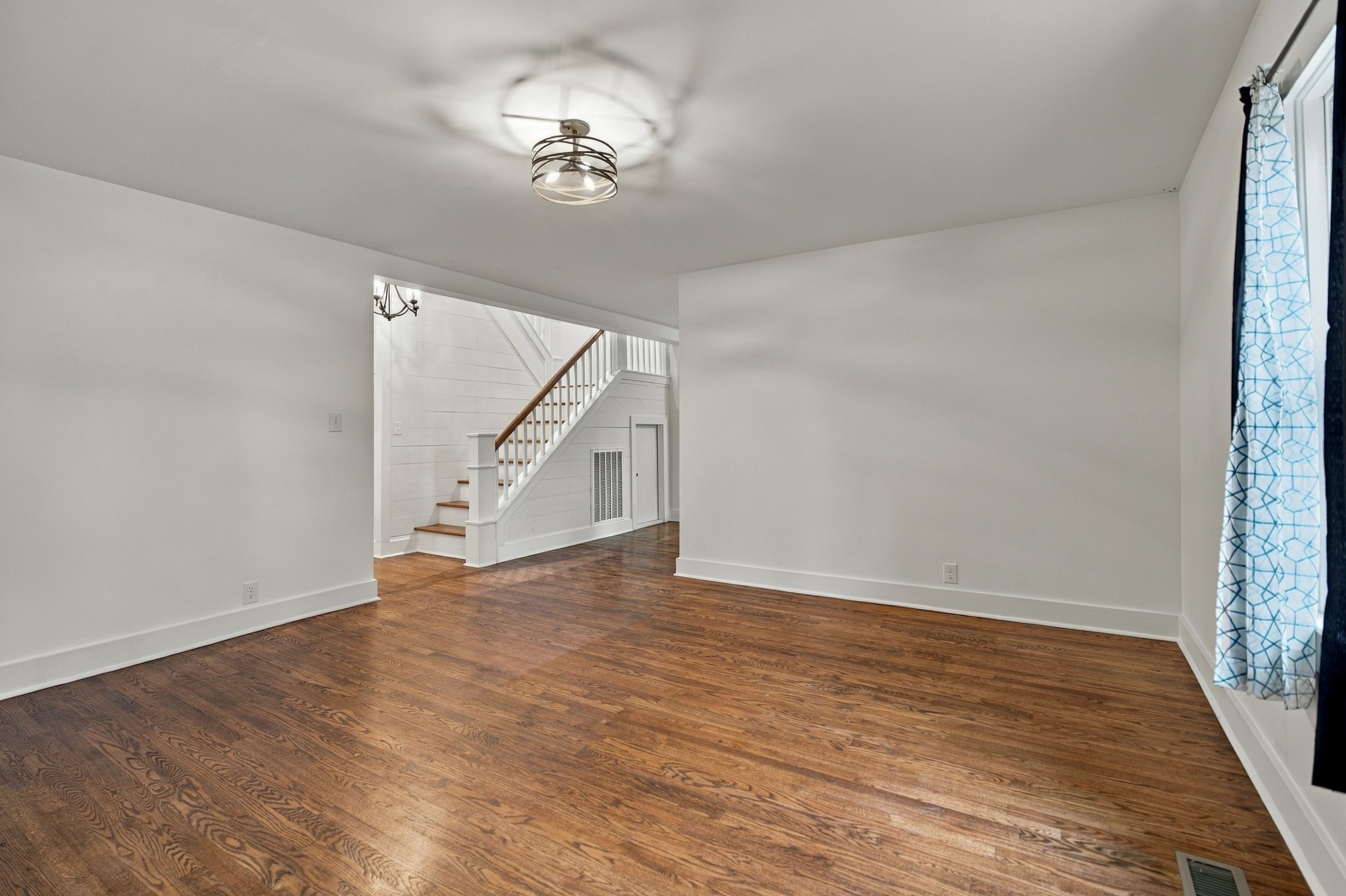 606 Thomas Ave Property Photo 5