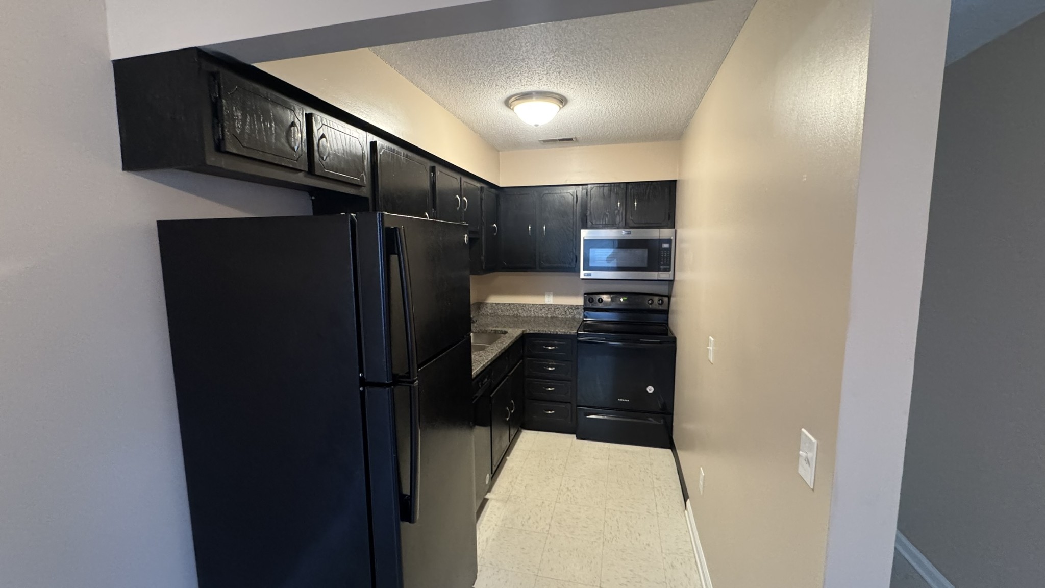 719 Dylan Ln Property Photo 2