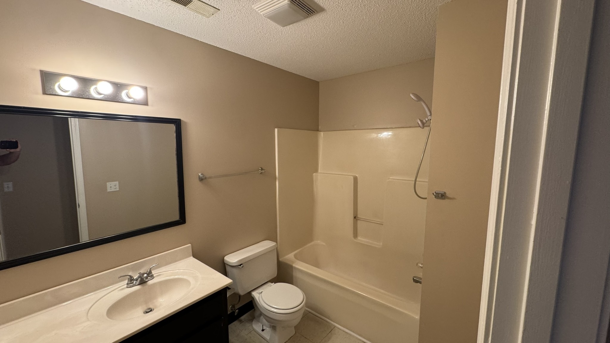 719 Dylan Ln Property Photo 3