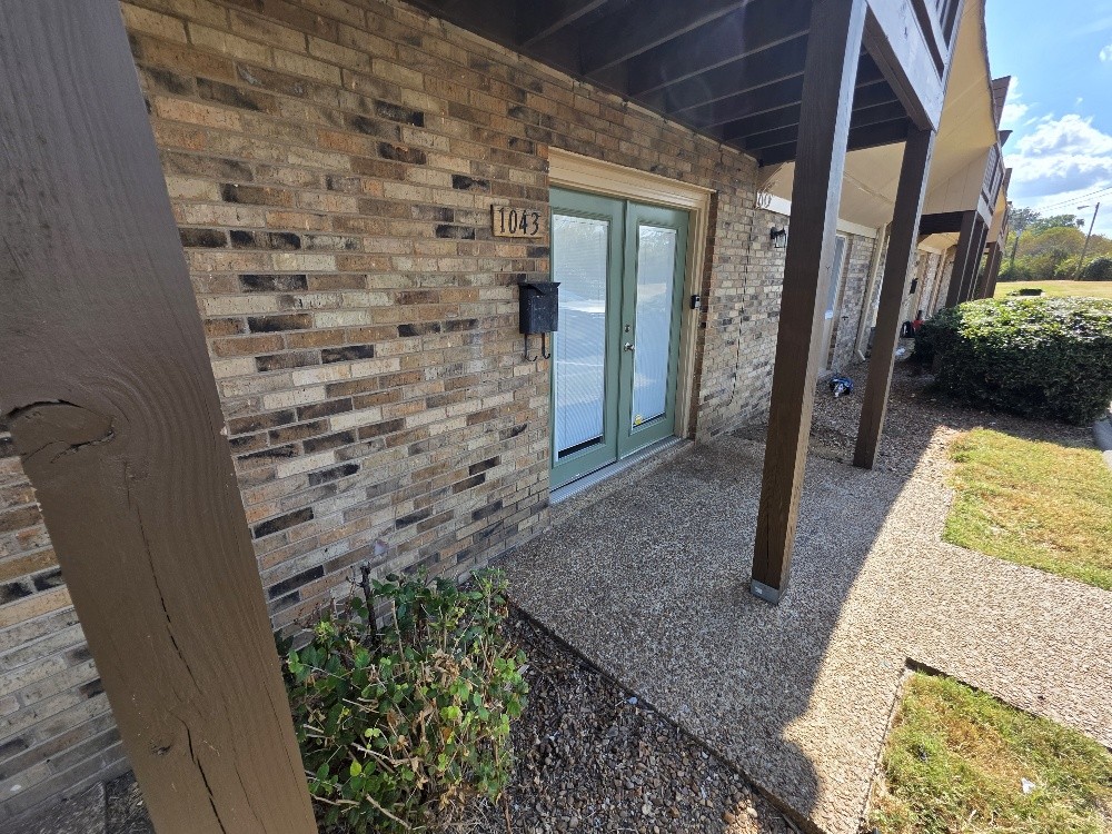 1043 Harold Dr Property Photo 2