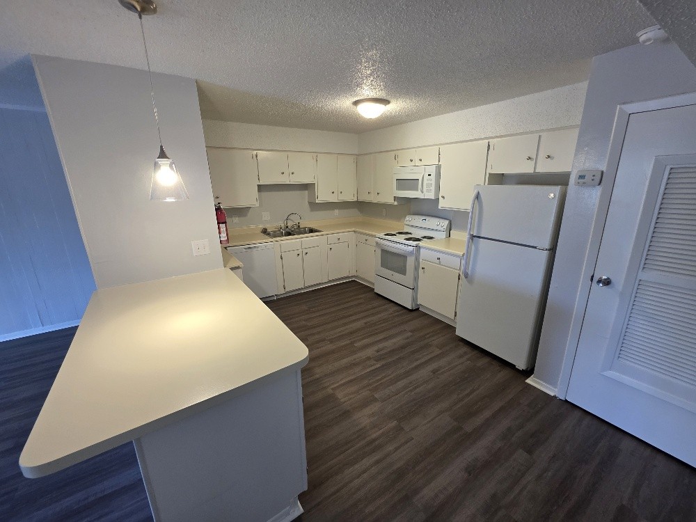 1043 Harold Dr Property Photo 5