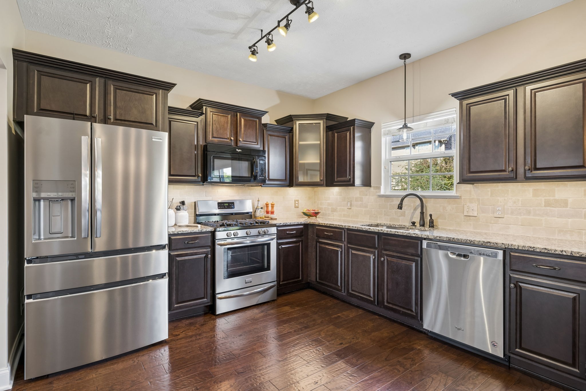 7708 Sunbar Ln Property Photo 2