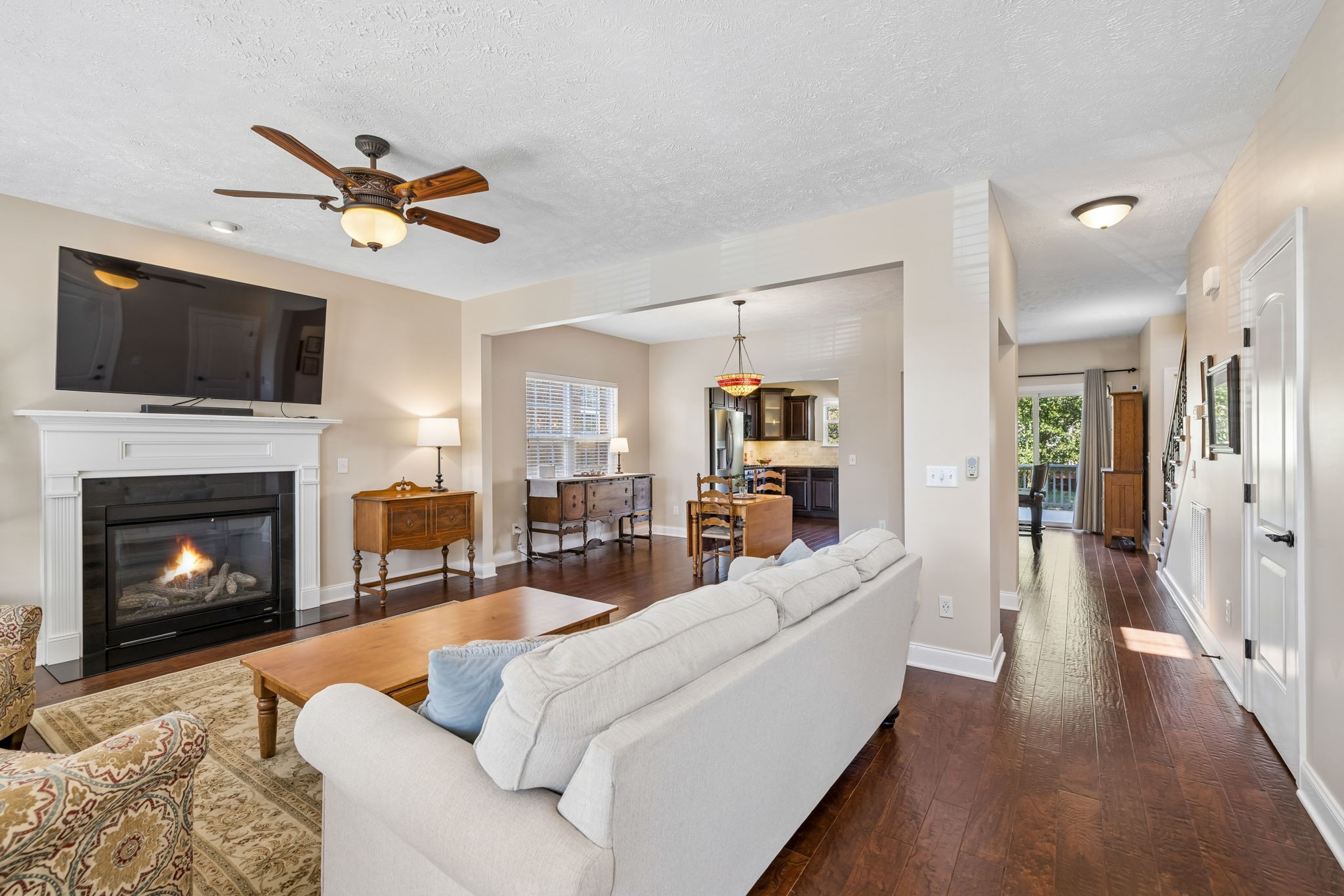 7708 Sunbar Ln Property Photo 3