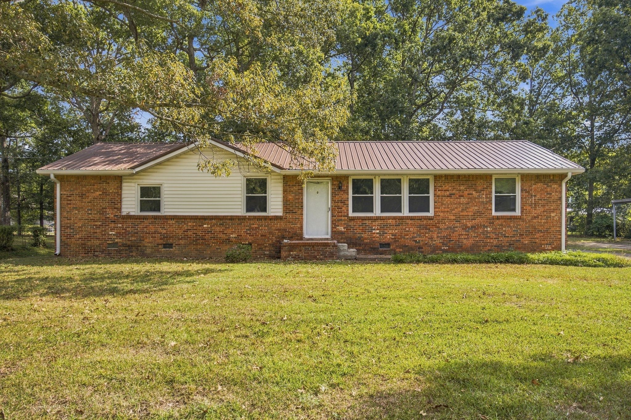 1209 Woodcrest Dr Property Photo 2