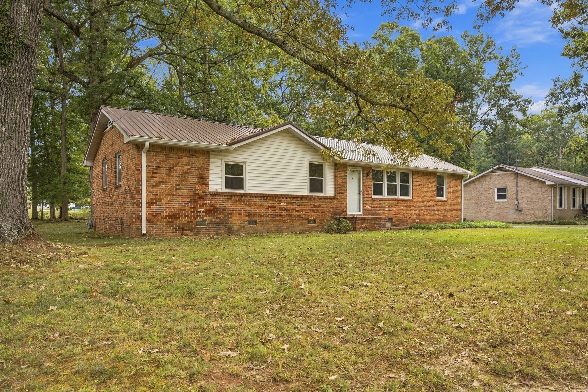 1209 Woodcrest Dr Property Photo 3