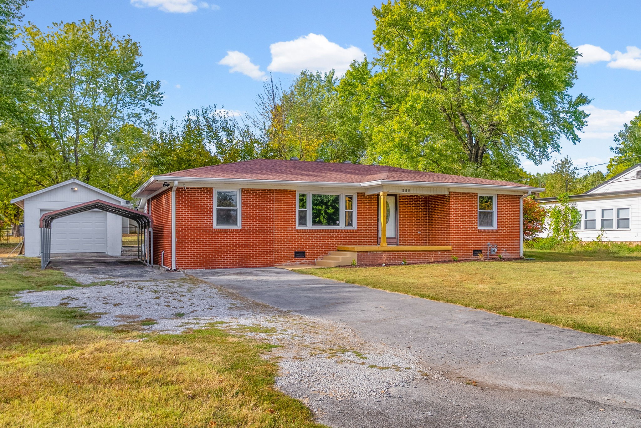 614 Sanderson Dr Property Photo 2