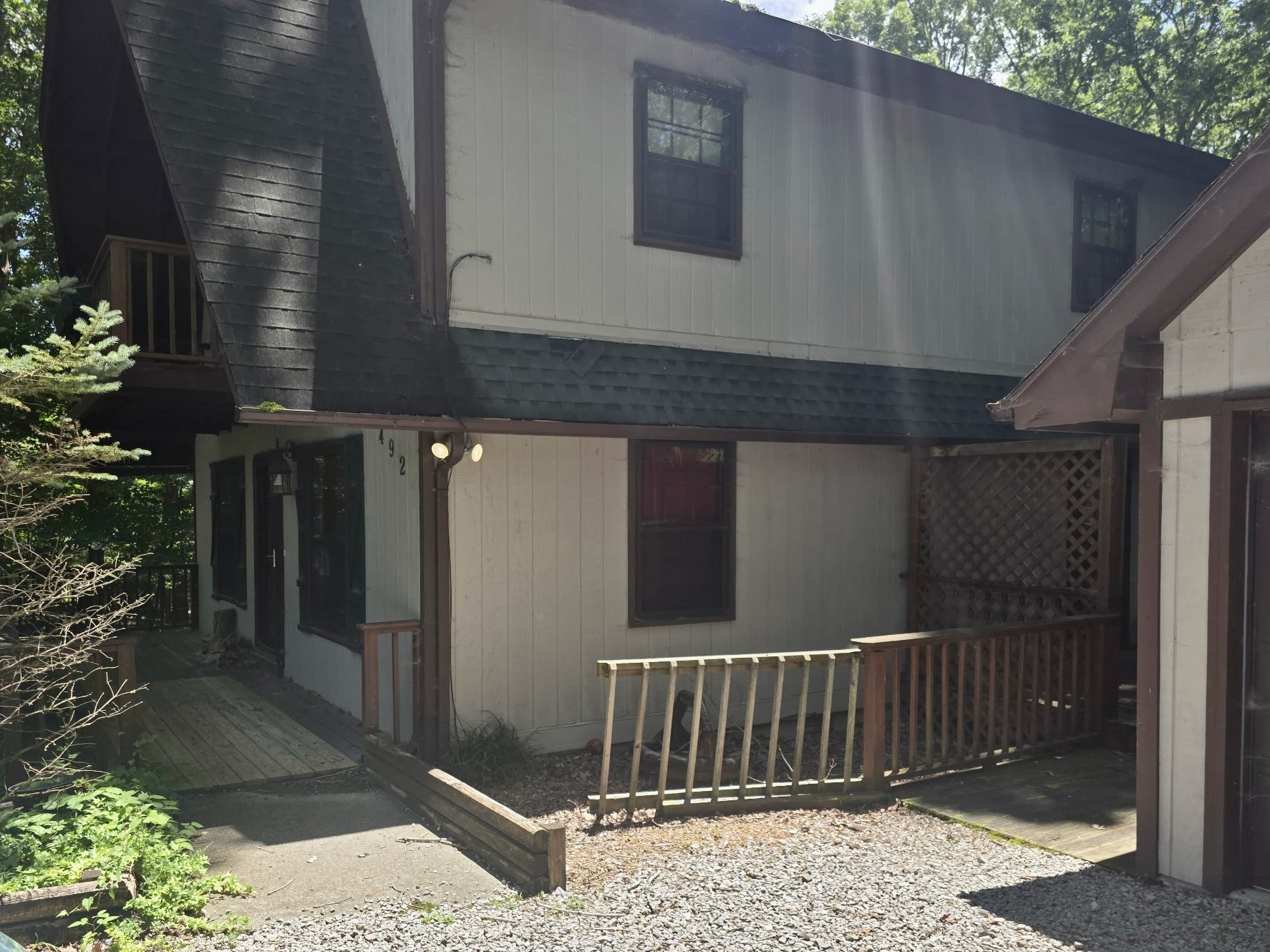 492 Lakeview St Property Photo 4