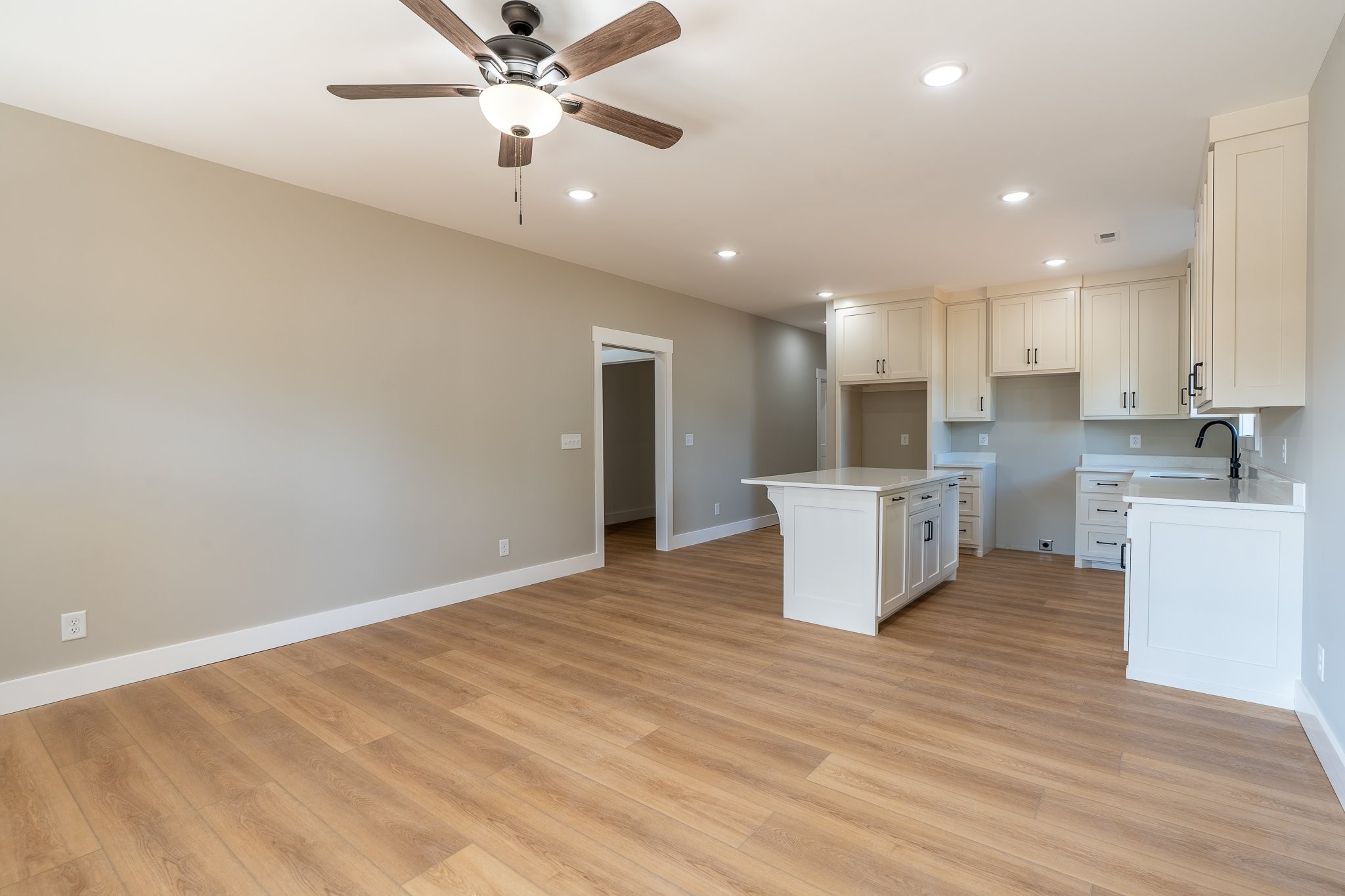702 1st St Property Photo 3