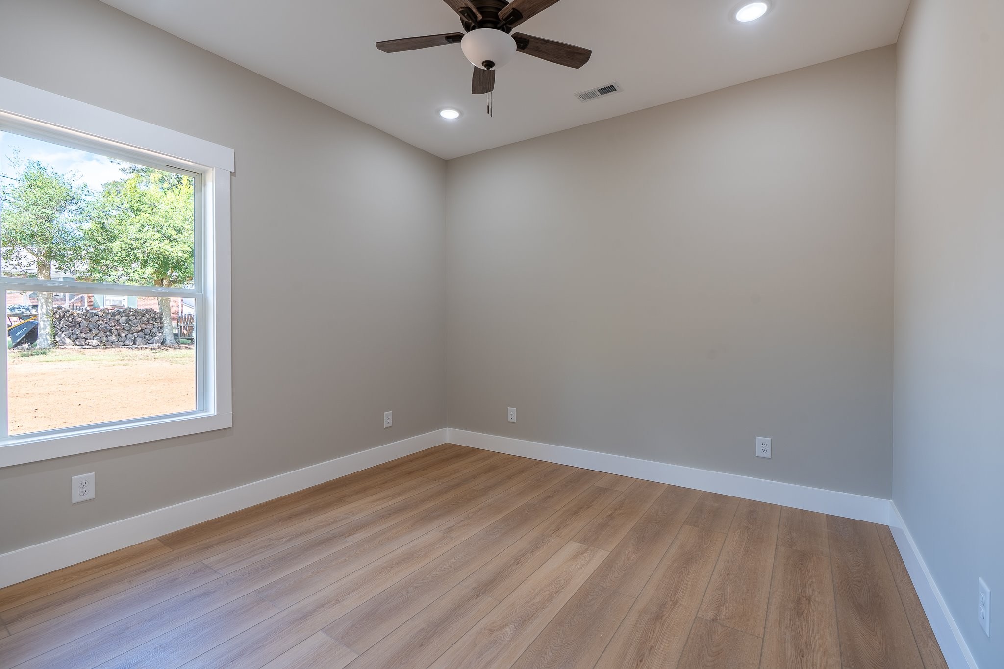 702 1st St Property Photo 11