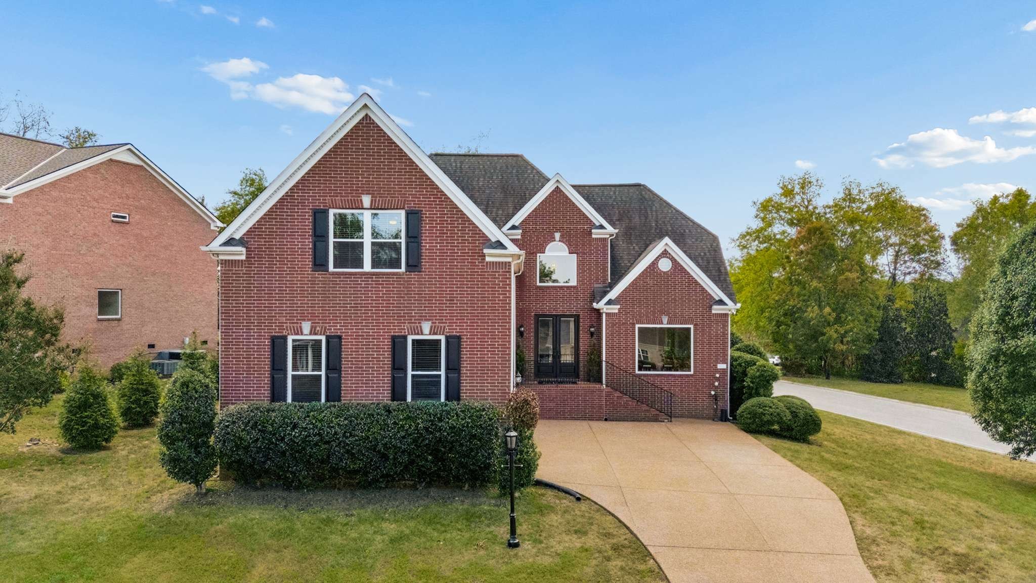 401 Woodcrest Ln