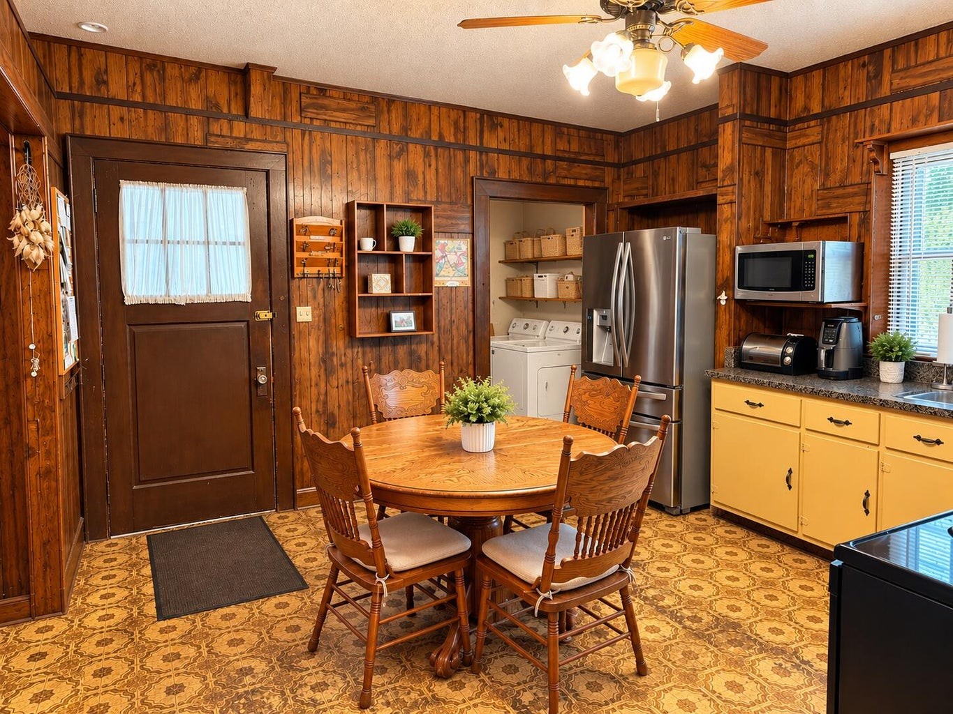 525 Hedgewood Dr Property Photo 3