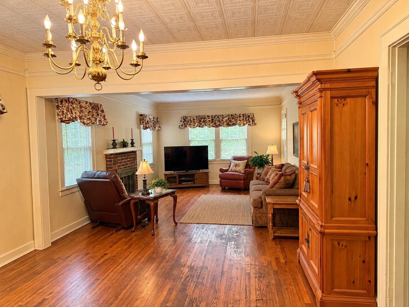 525 Hedgewood Dr Property Photo 6
