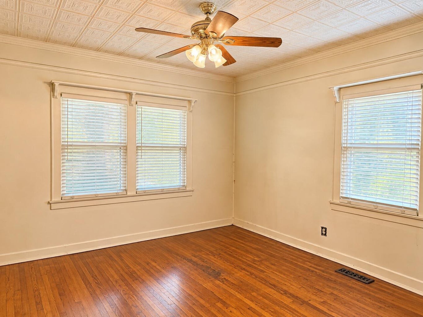 525 Hedgewood Dr Property Photo 8