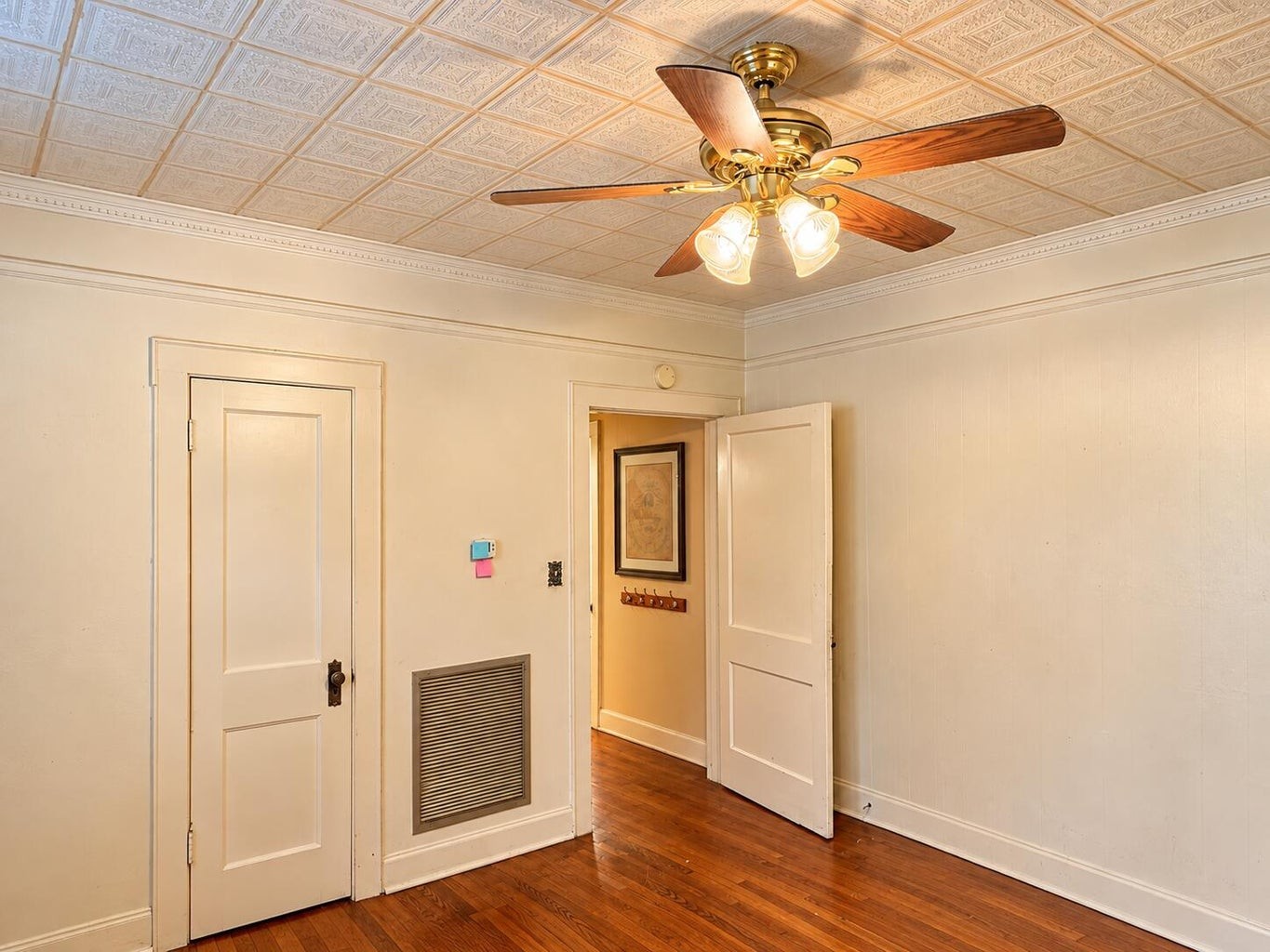 525 Hedgewood Dr Property Photo 9