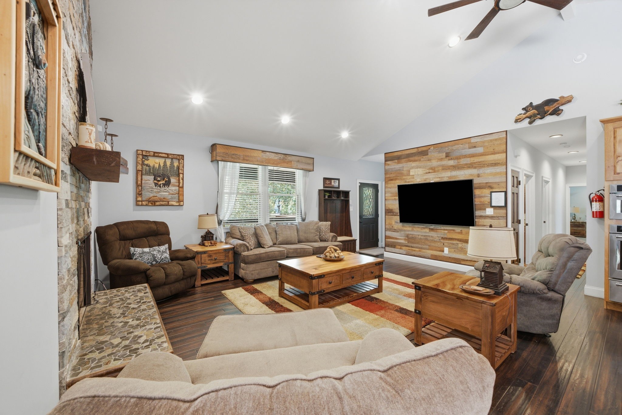2029 Windy Ln Property Photo 9