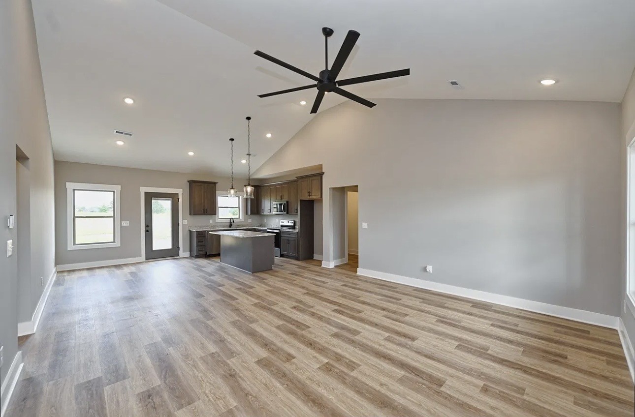 569 White Rd Property Photo 3