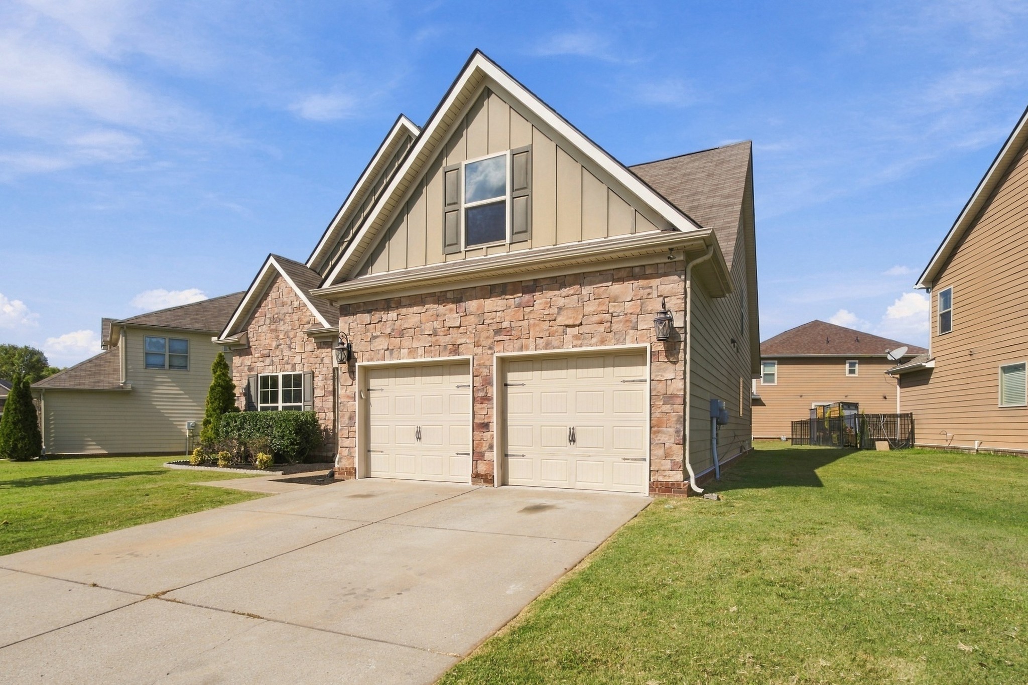 923 Lunette Dr Property Photo 3