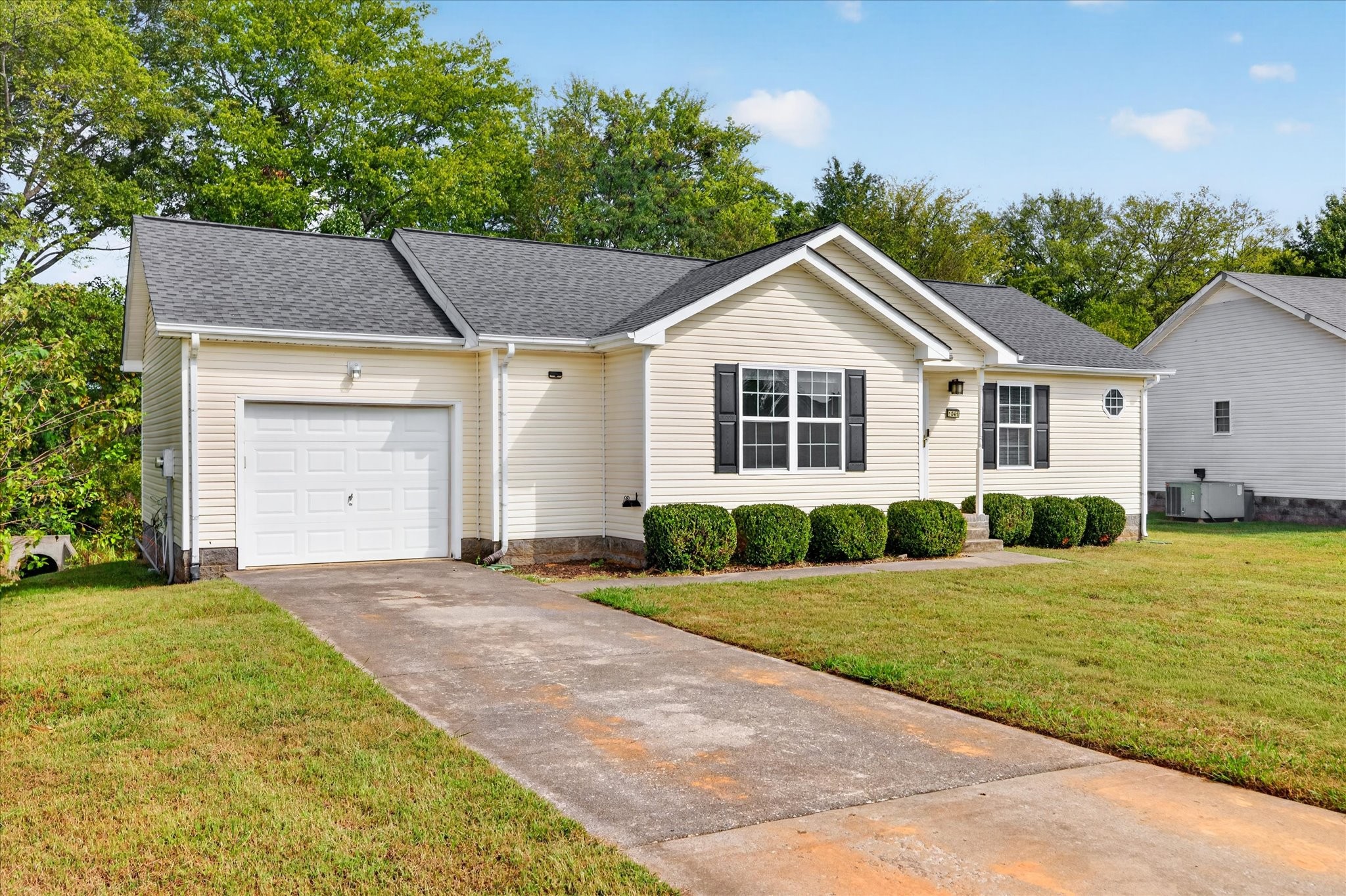 1041 Waterford Cir Property Photo 1
