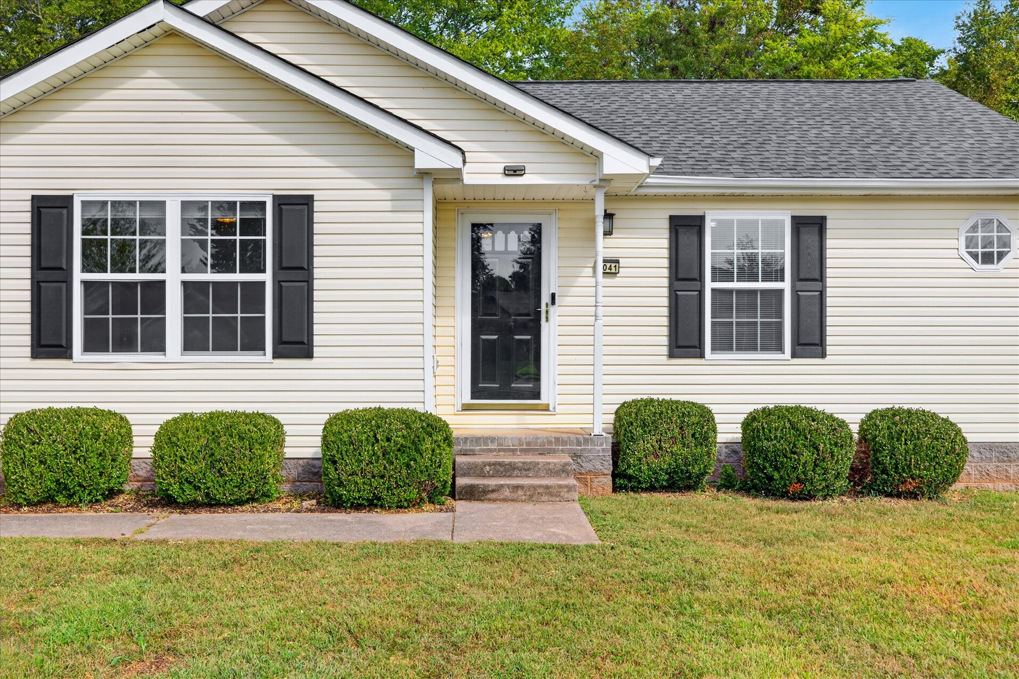 1041 Waterford Cir Property Photo 3