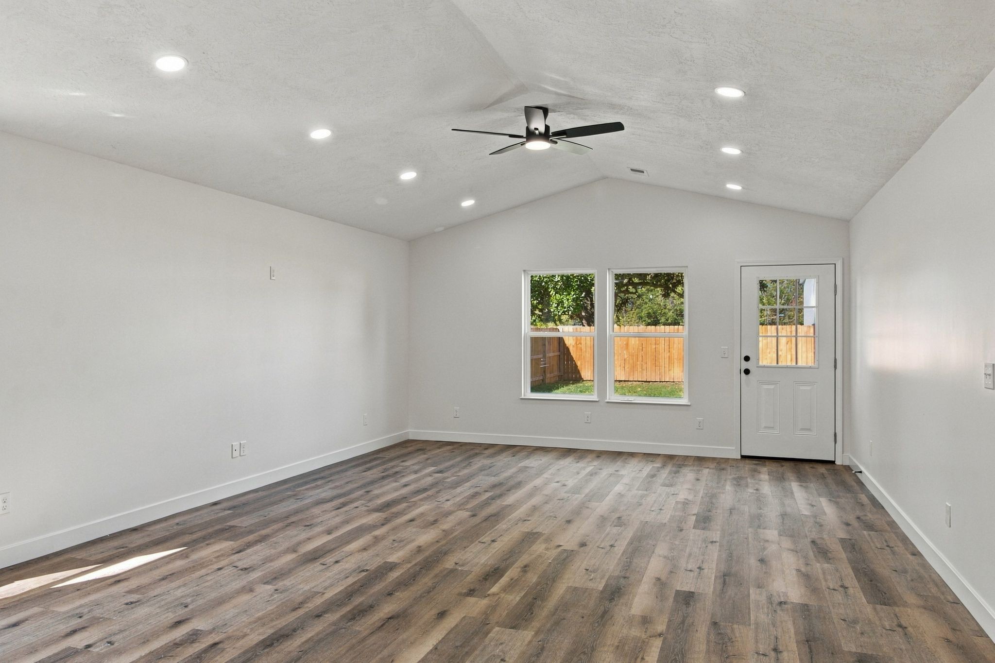 30 Warren St Property Photo 4