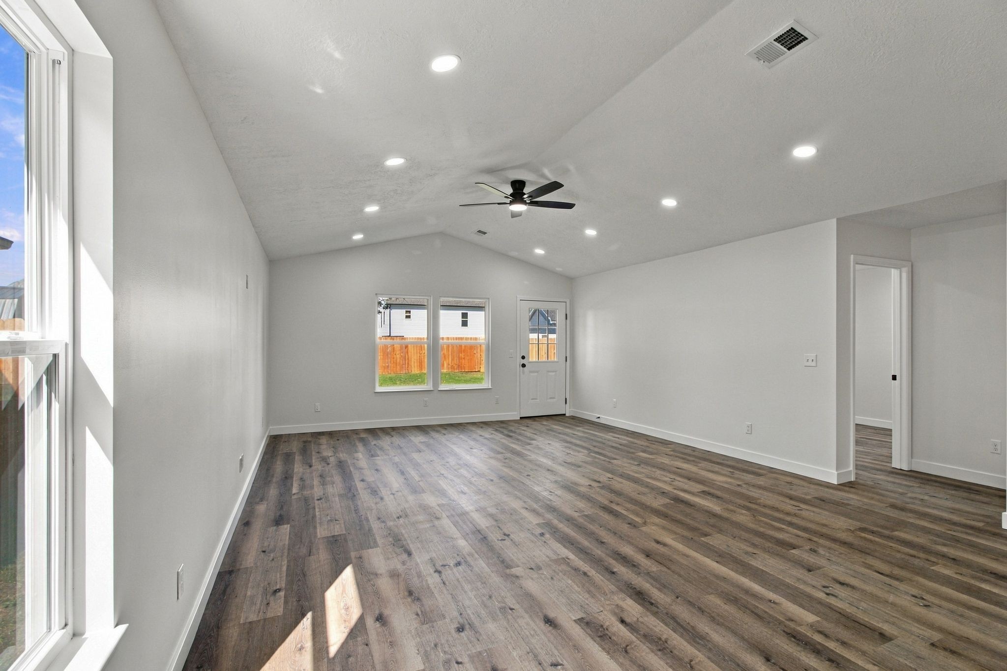 30 Warren St Property Photo 5