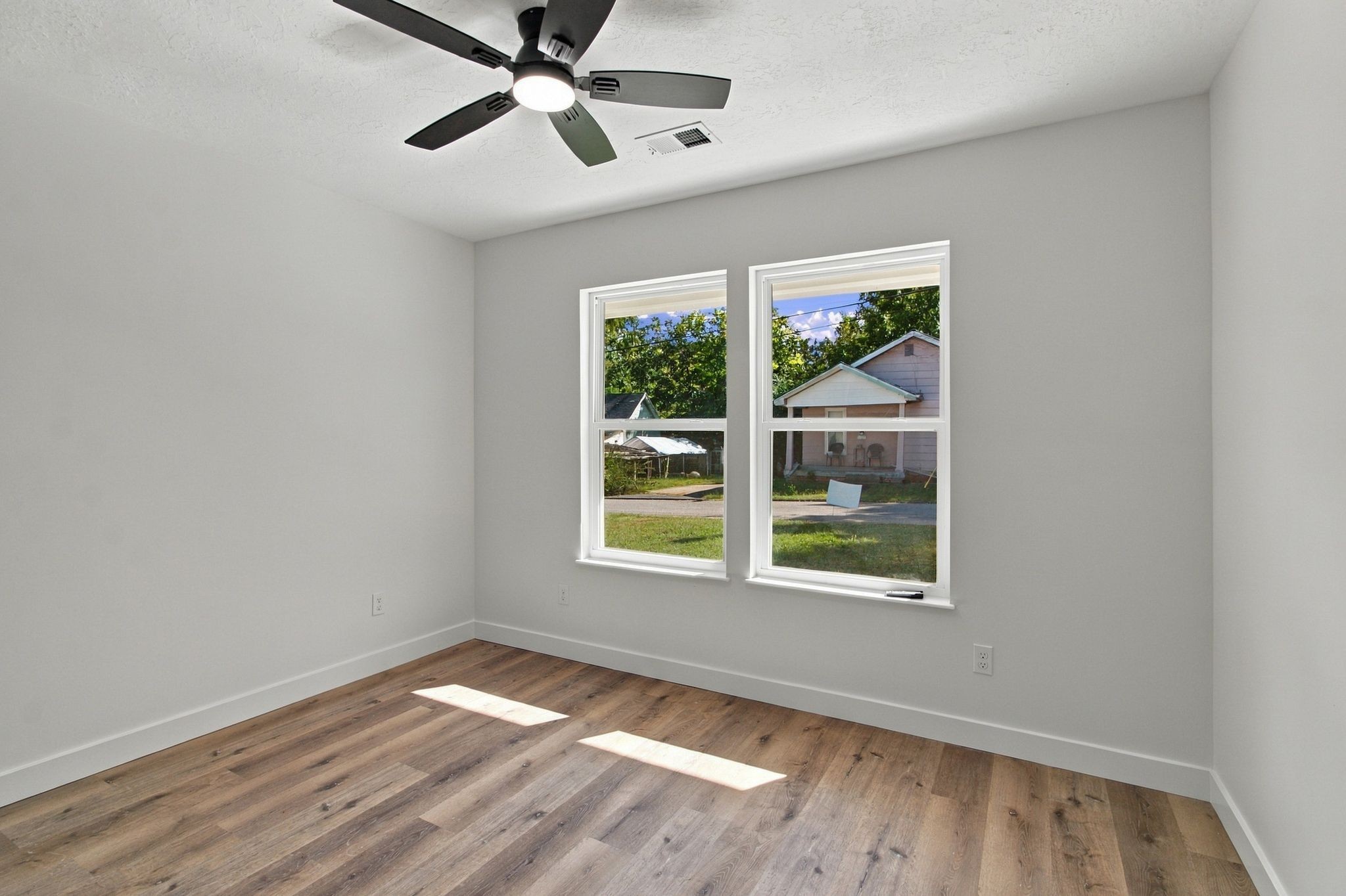 30 Warren St Property Photo 21