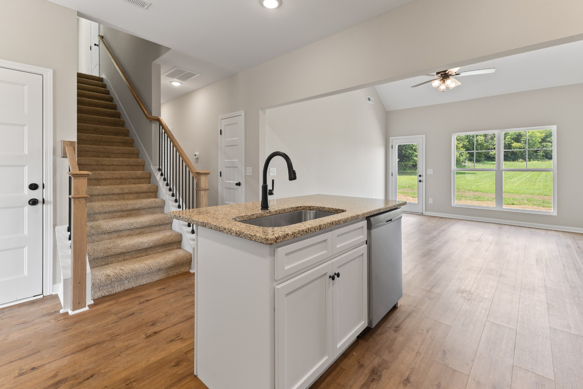2142 Powell Ln Property Photo 5