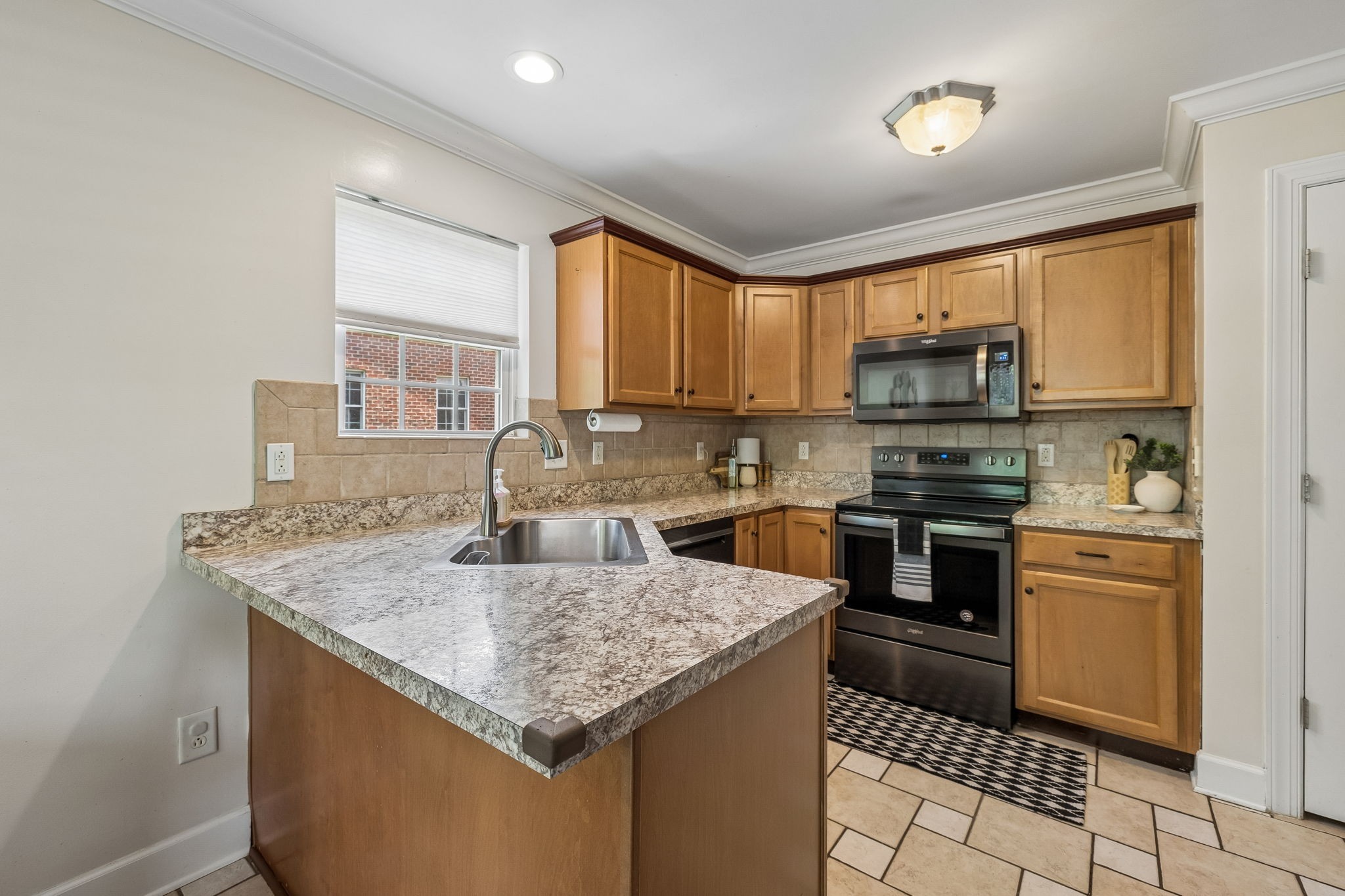 2521 Edinburgh Street Property Photo 8