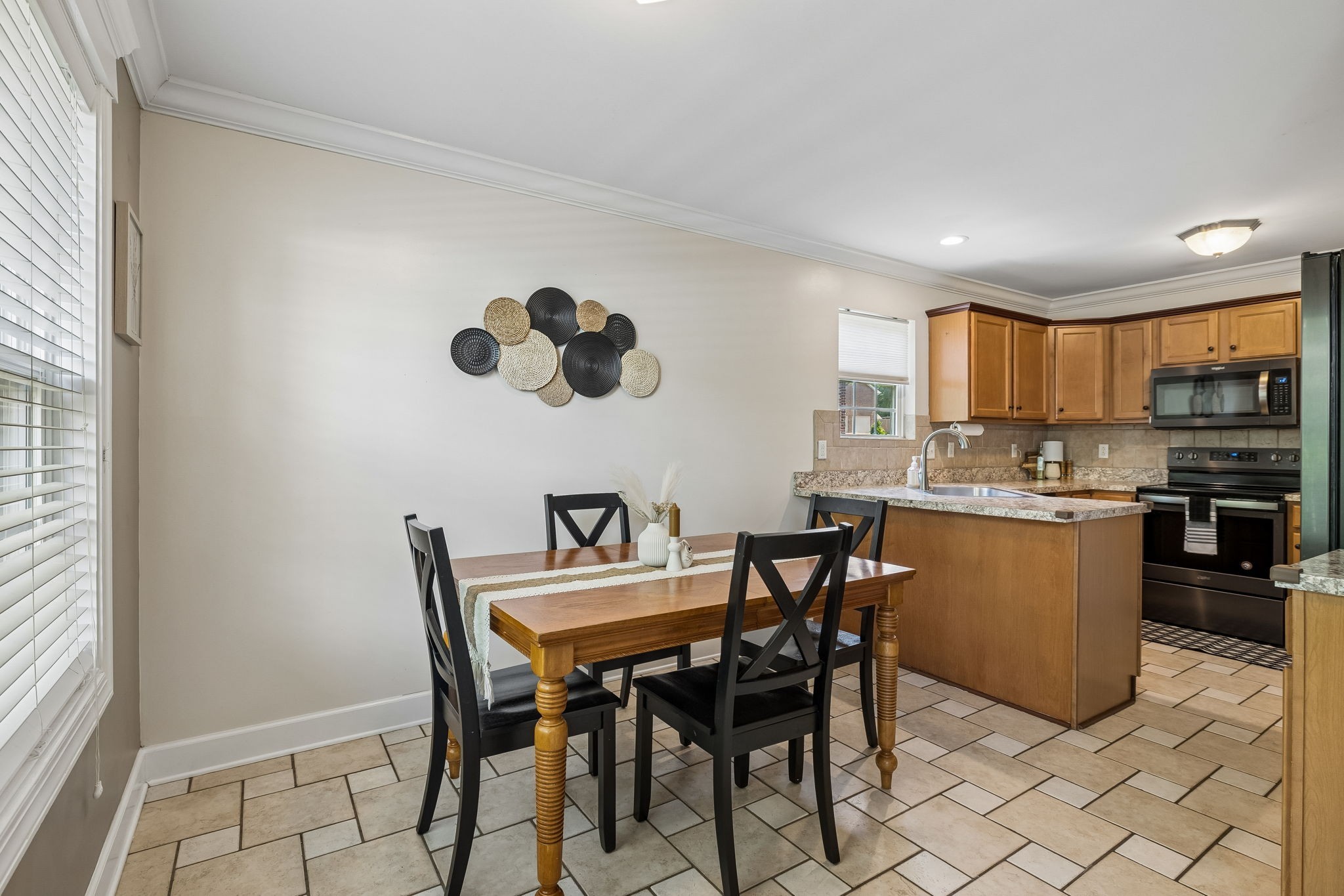 2521 Edinburgh Street Property Photo 11