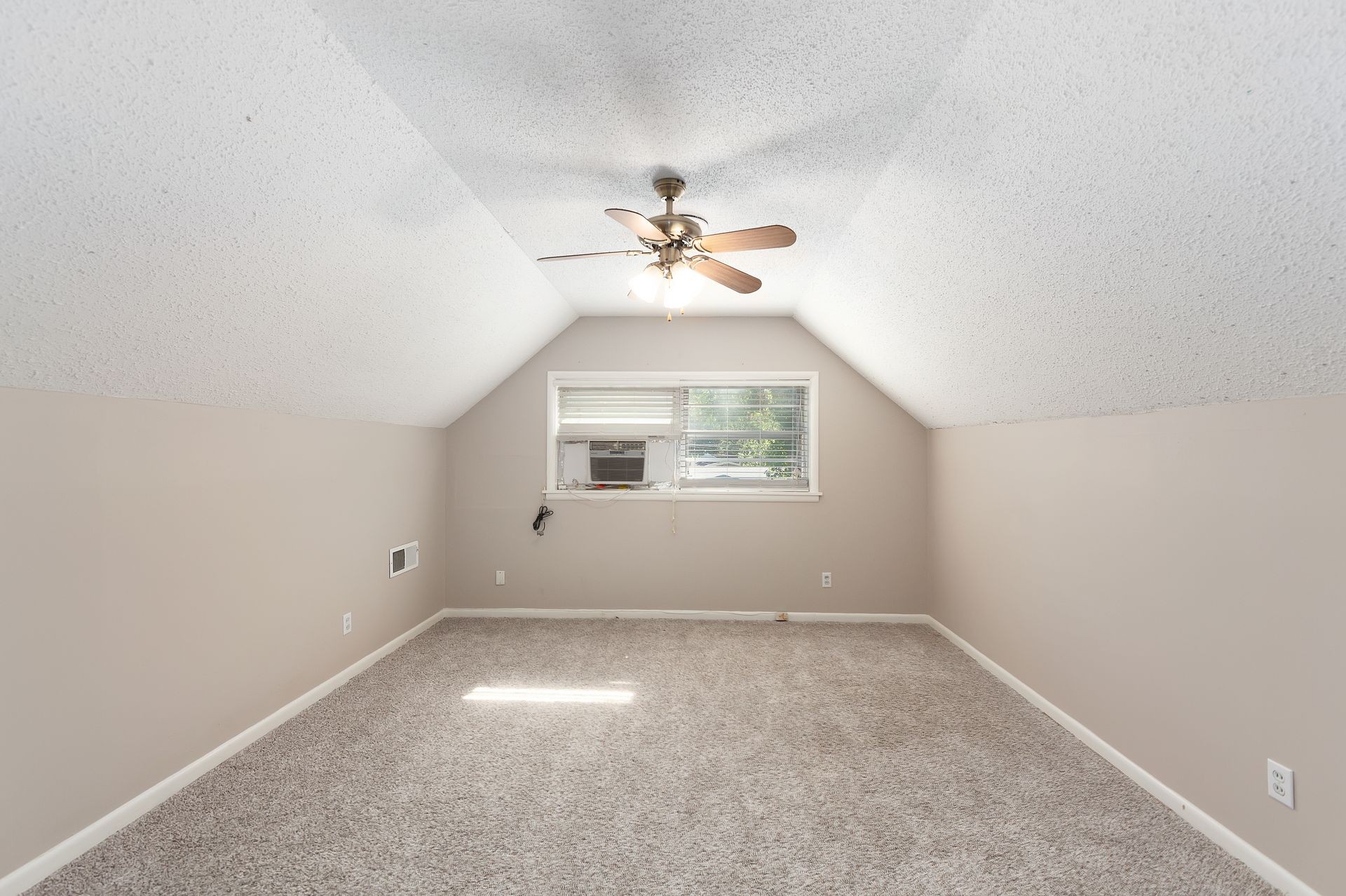 566 Pearson Dr Property Photo 17