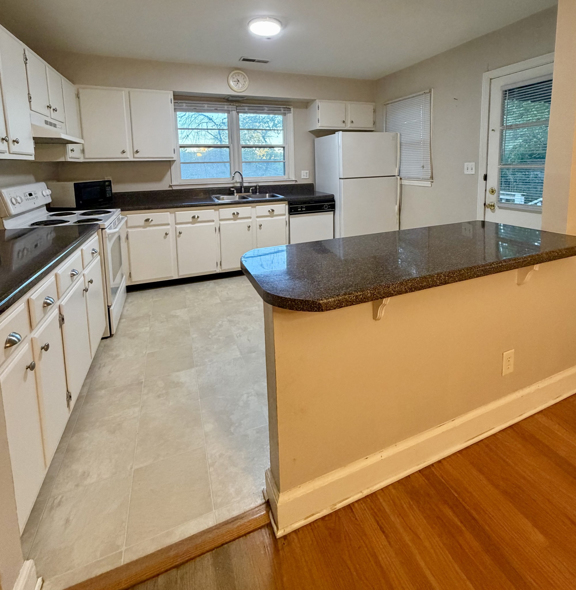 1072 Stanley Ave Property Photo 6
