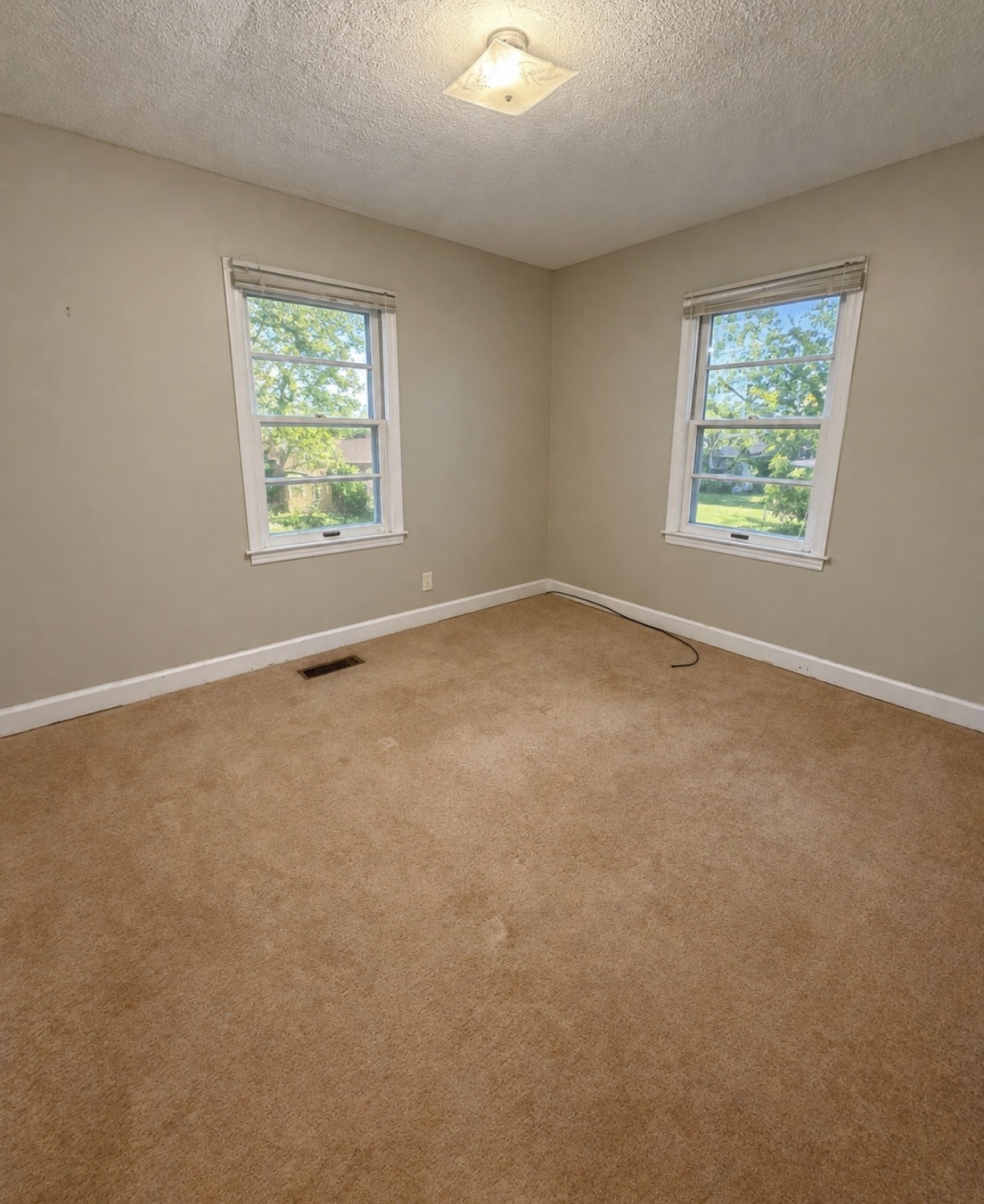 1072 Stanley Ave Property Photo 9