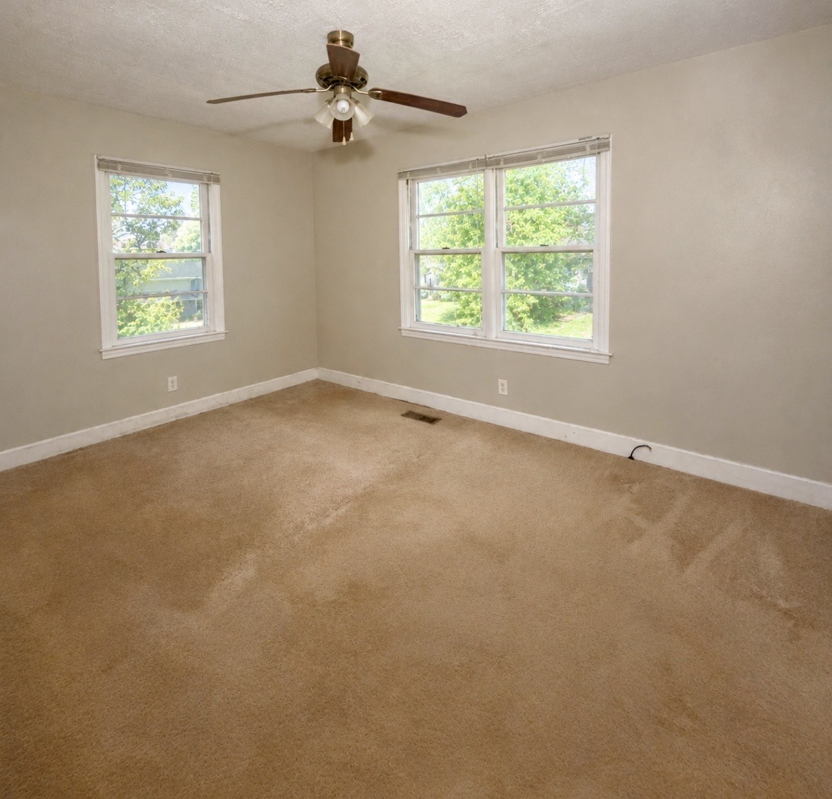 1072 Stanley Ave Property Photo 11