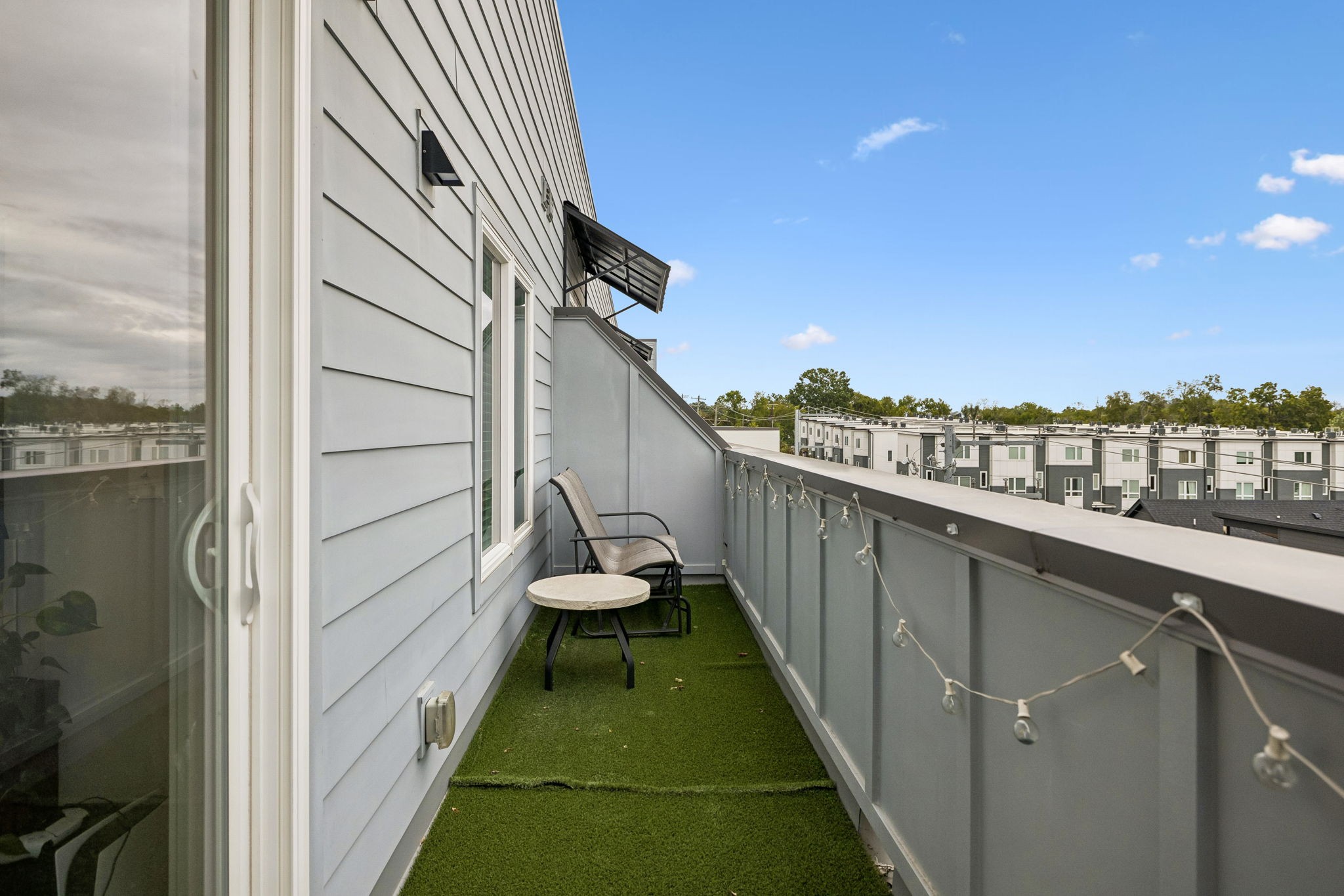 1041 E Trinity Ln Property Photo 2