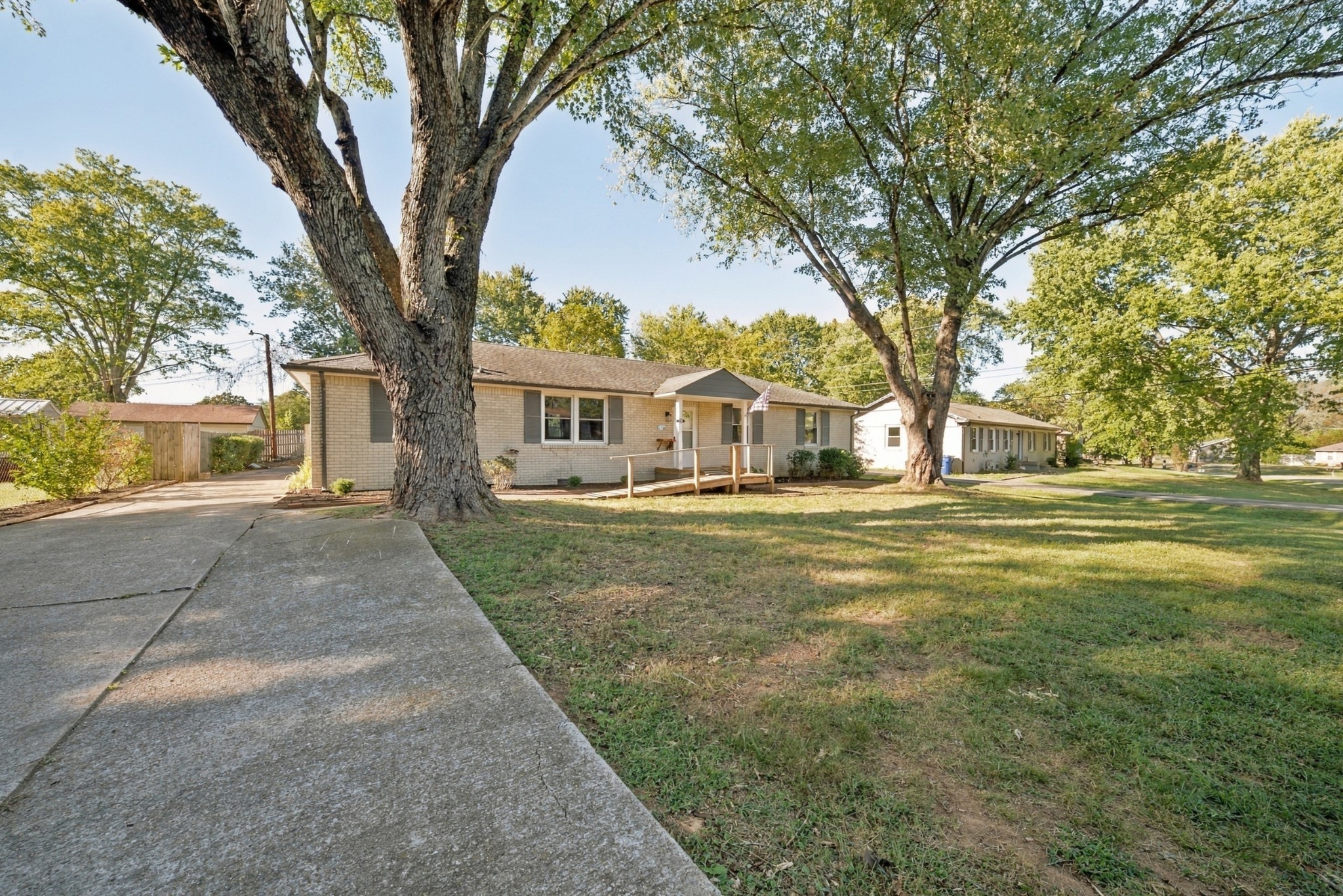 210 Nottingham Pl Property Photo 2