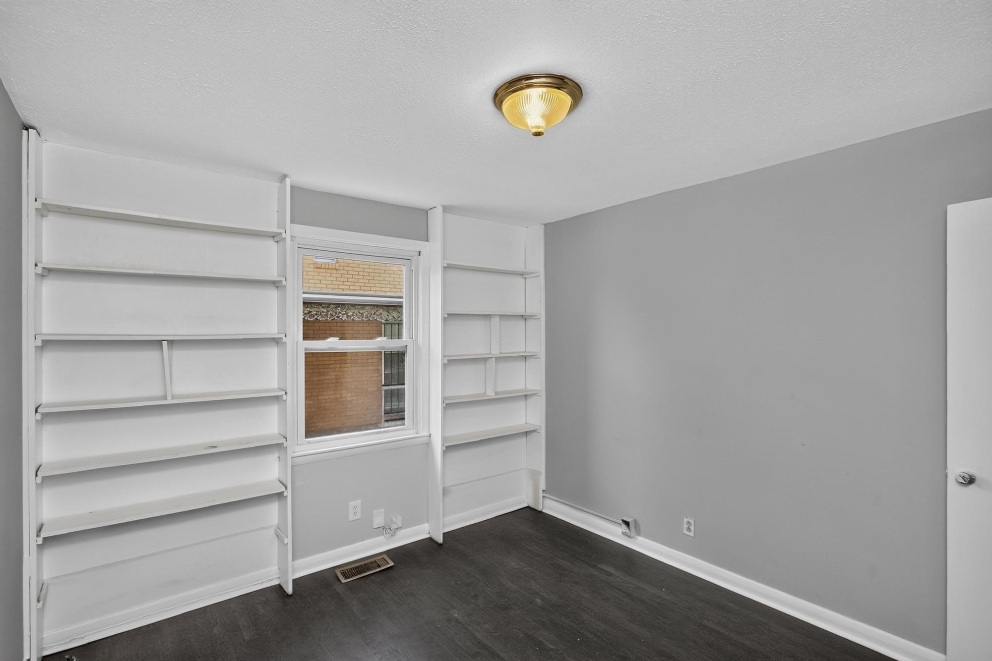 2423 Underwood St Property Photo 3