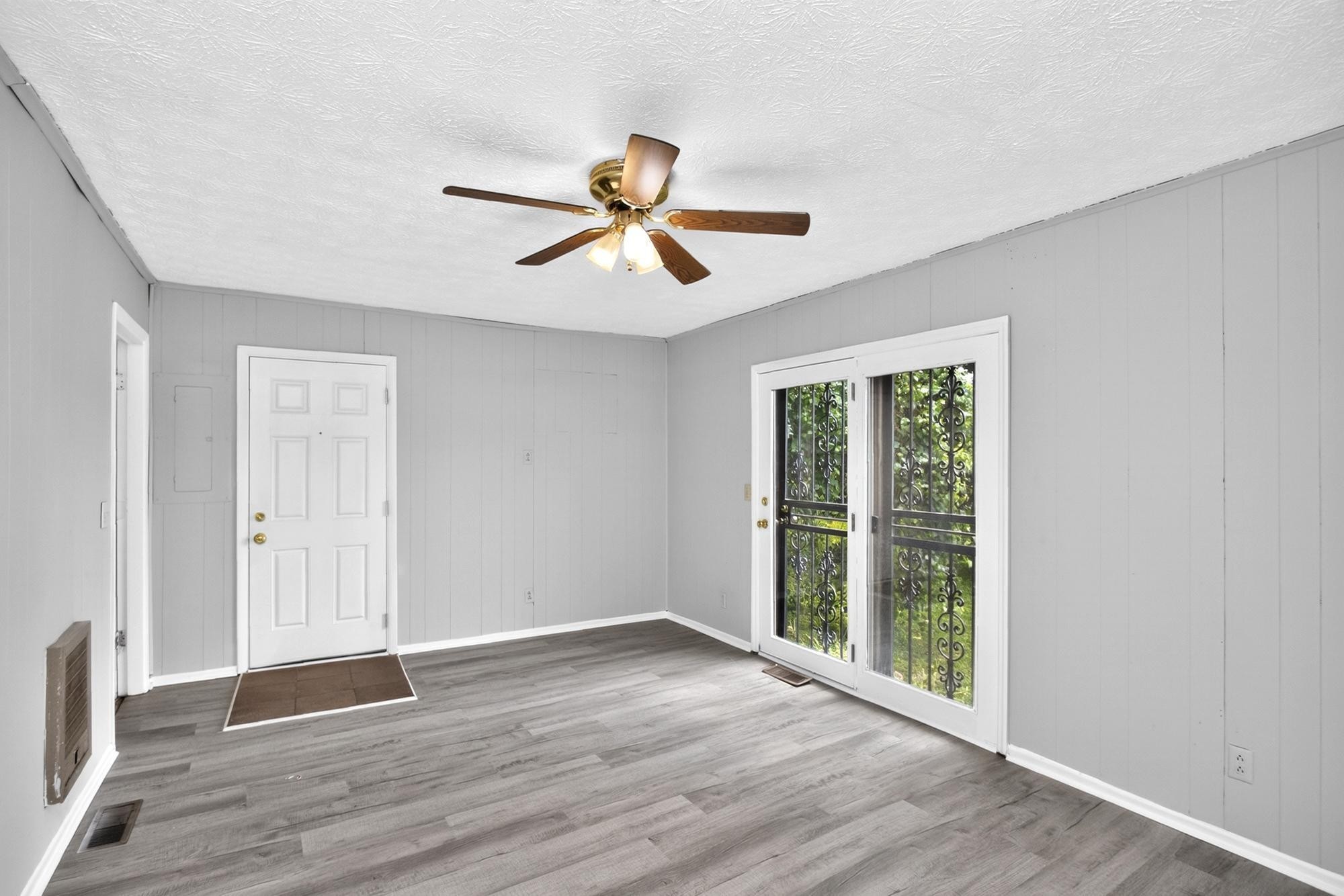 2423 Underwood St Property Photo 10