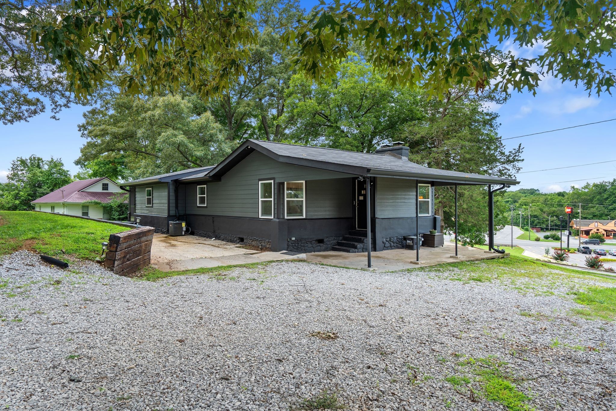 102 Oak Park Property Photo 6
