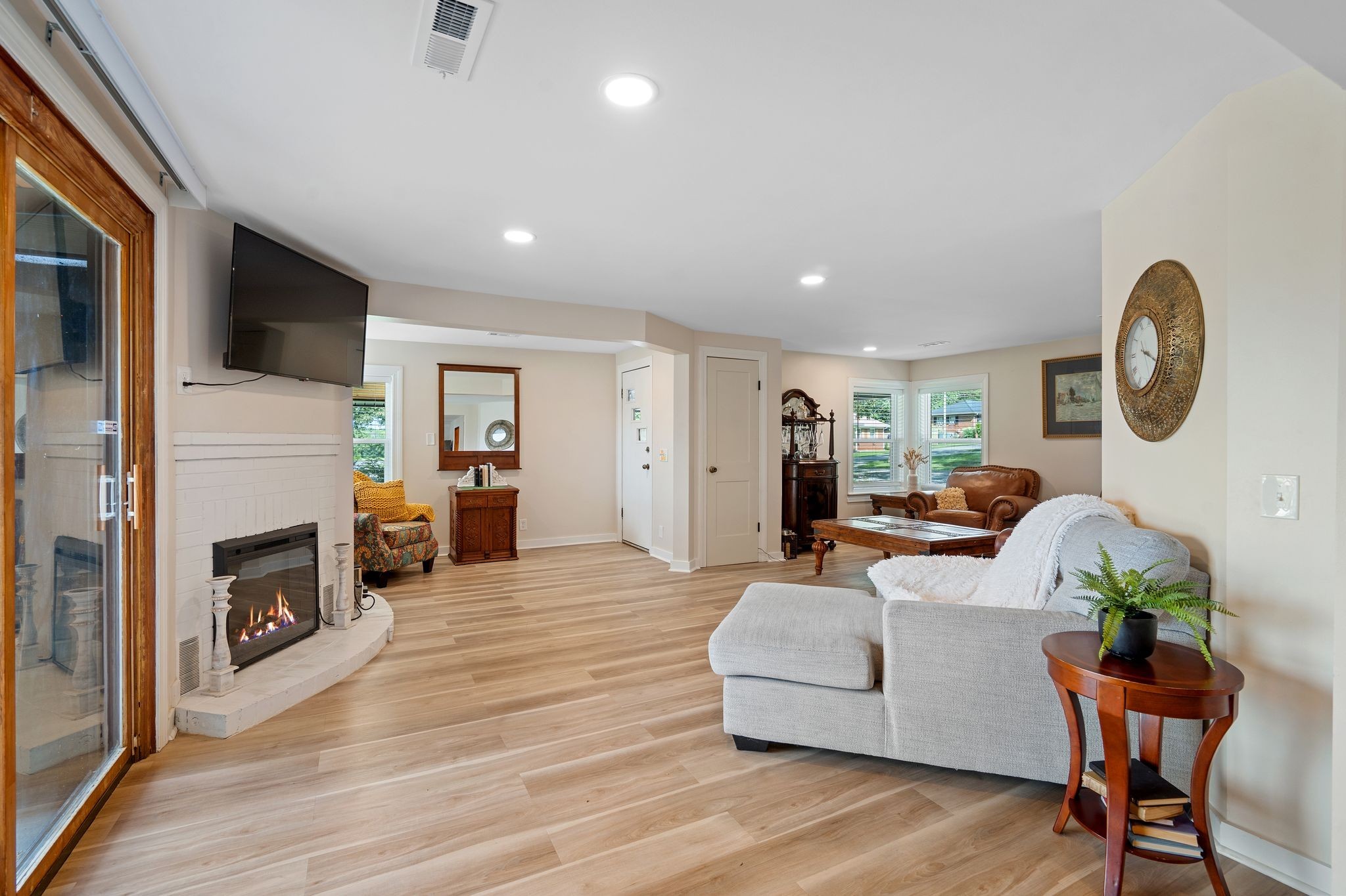 102 Oak Park Property Photo 8