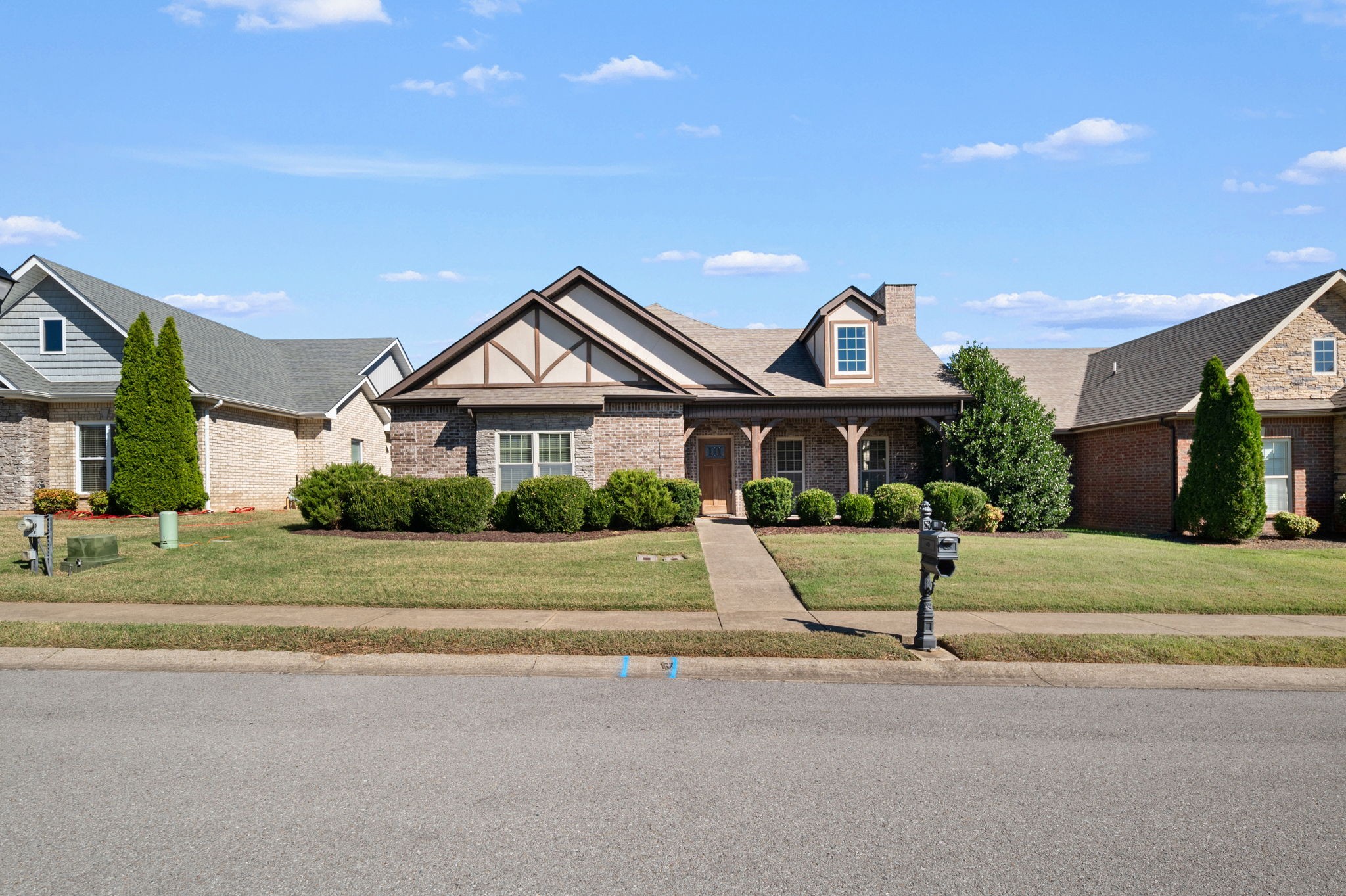206 Dorchester Cir Property Photo 1