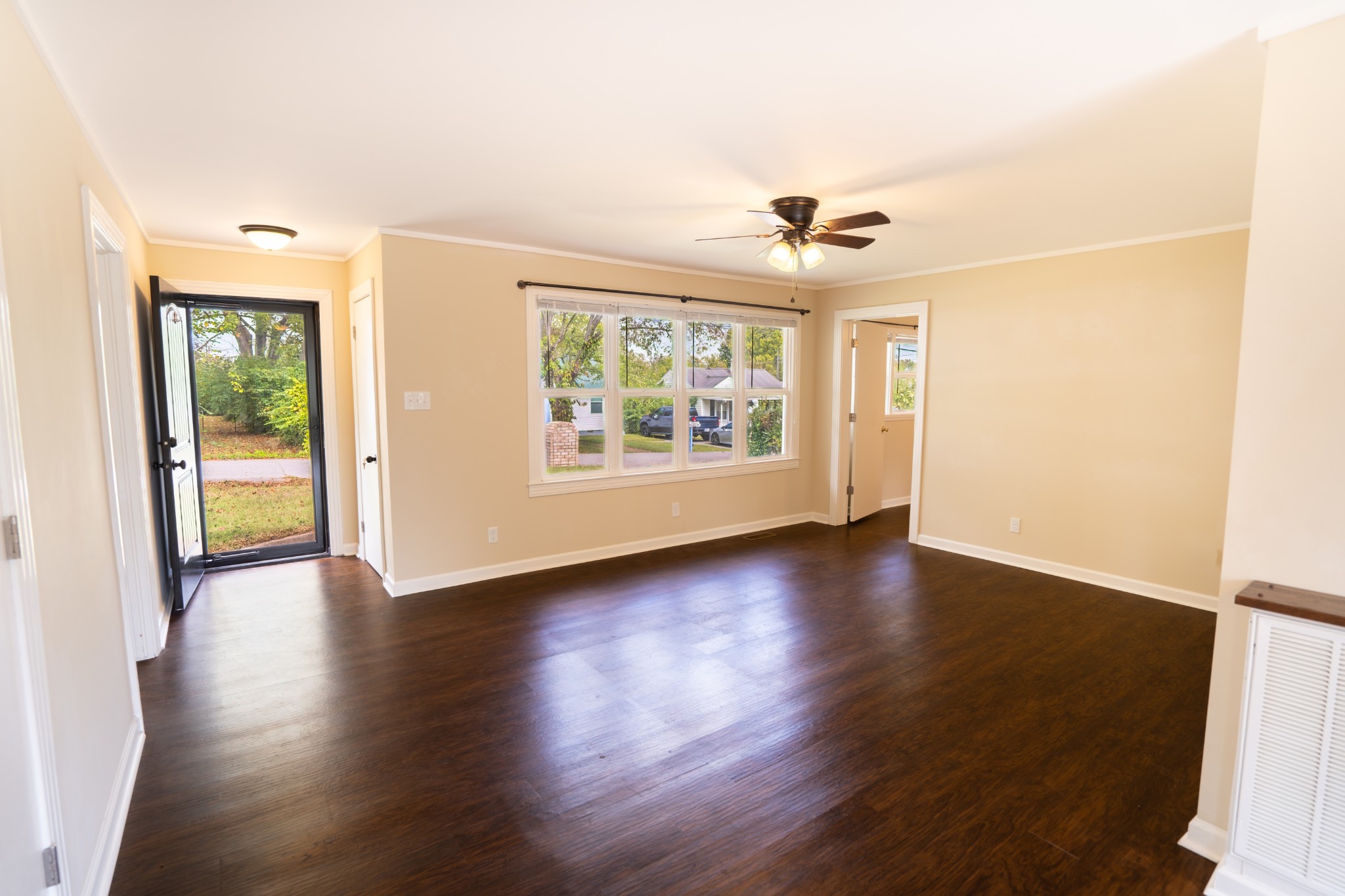 319 Eastover St Property Photo 5